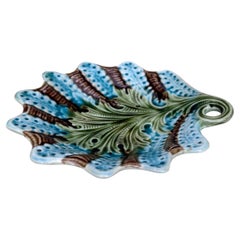 Plato francés de mayólica Hoja Onnaing, hacia 1890