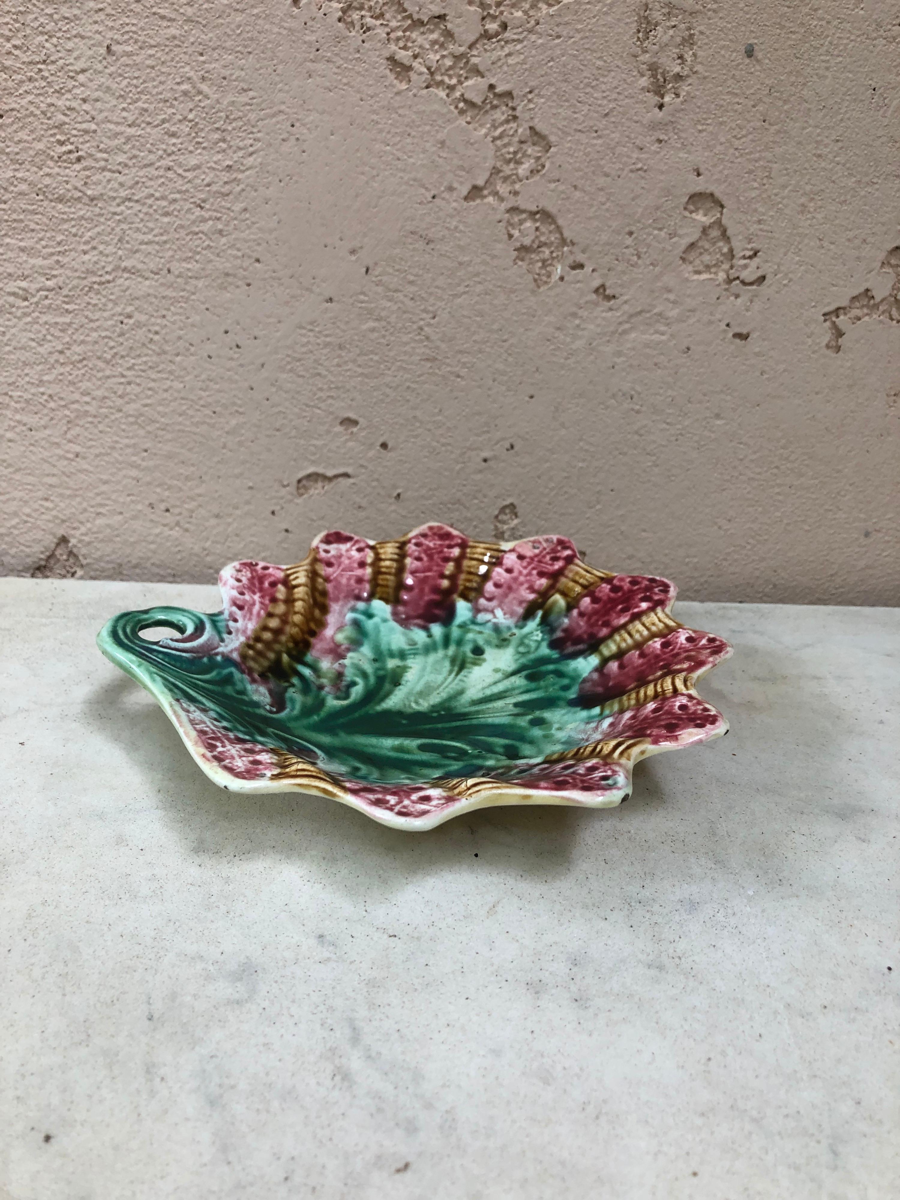 French Majolica Dish Leaf Onnaing, circa 1890 In Good Condition In Austin, TX