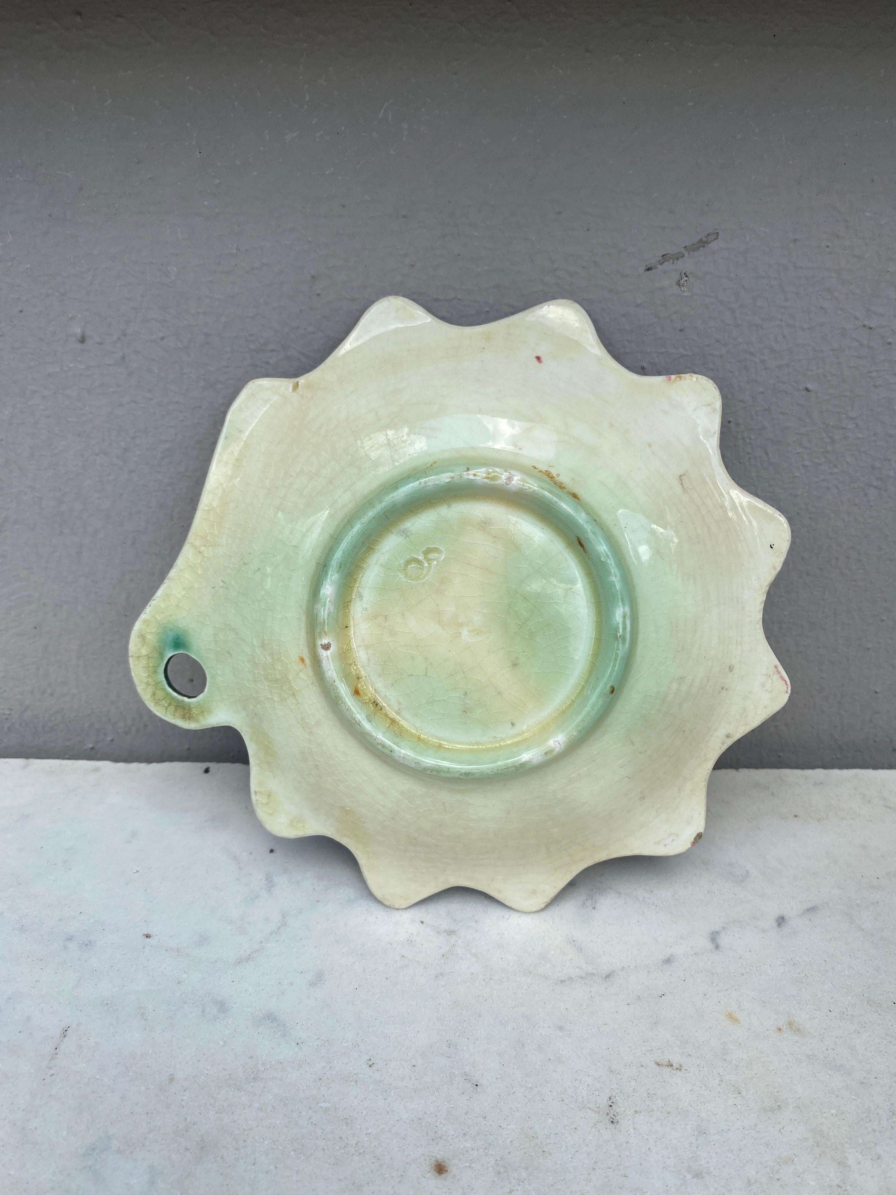 French Majolica Dish Leaf Onnaing, circa 1890 In Good Condition For Sale In Austin, TX
