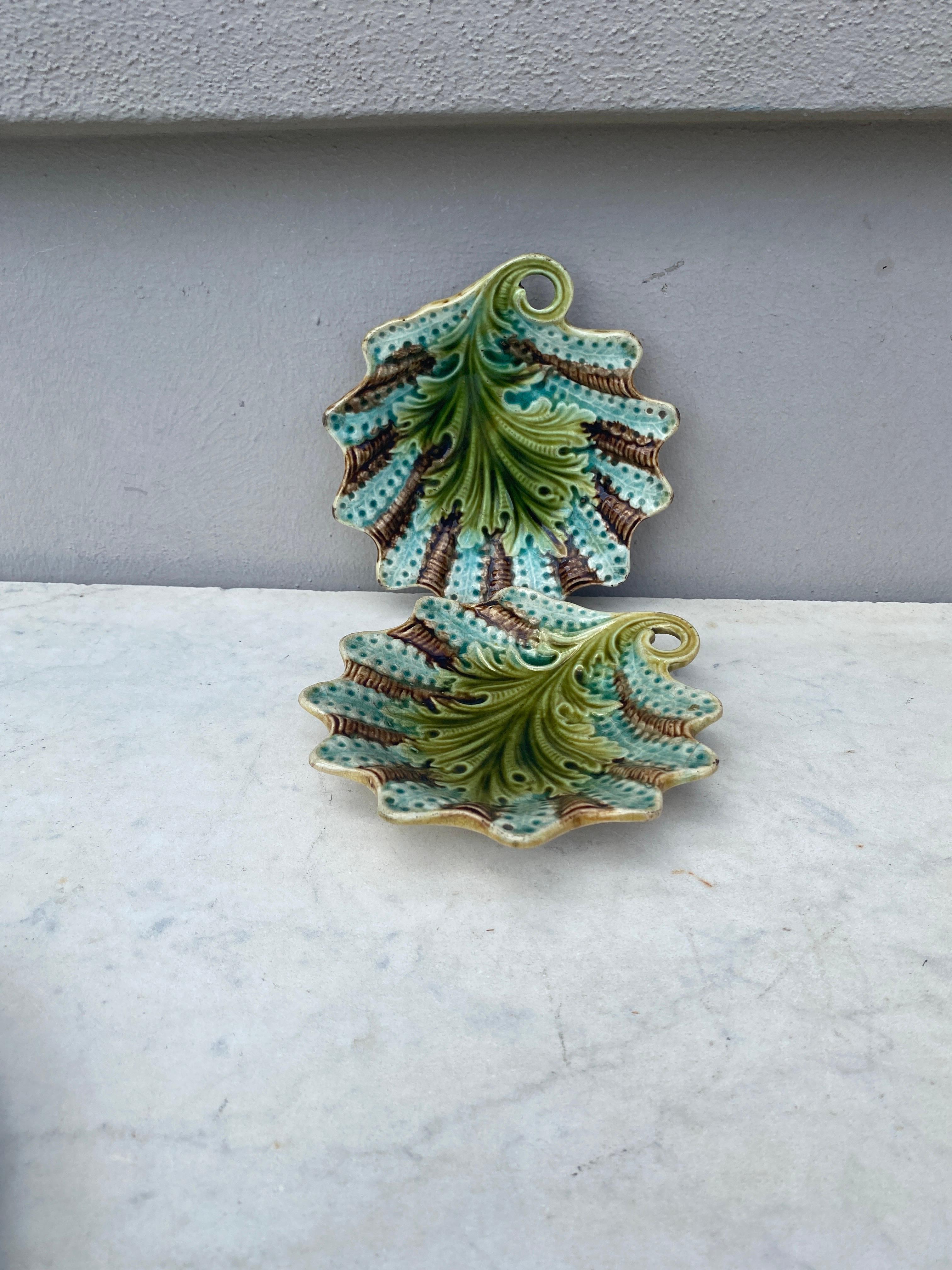French Majolica Dish Leaf Onnaing, circa 1890 In Good Condition For Sale In Austin, TX