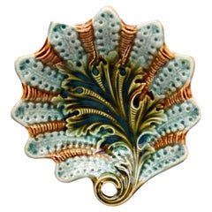 Onnaing, plat à feuilles en majolique française, vers 1890
