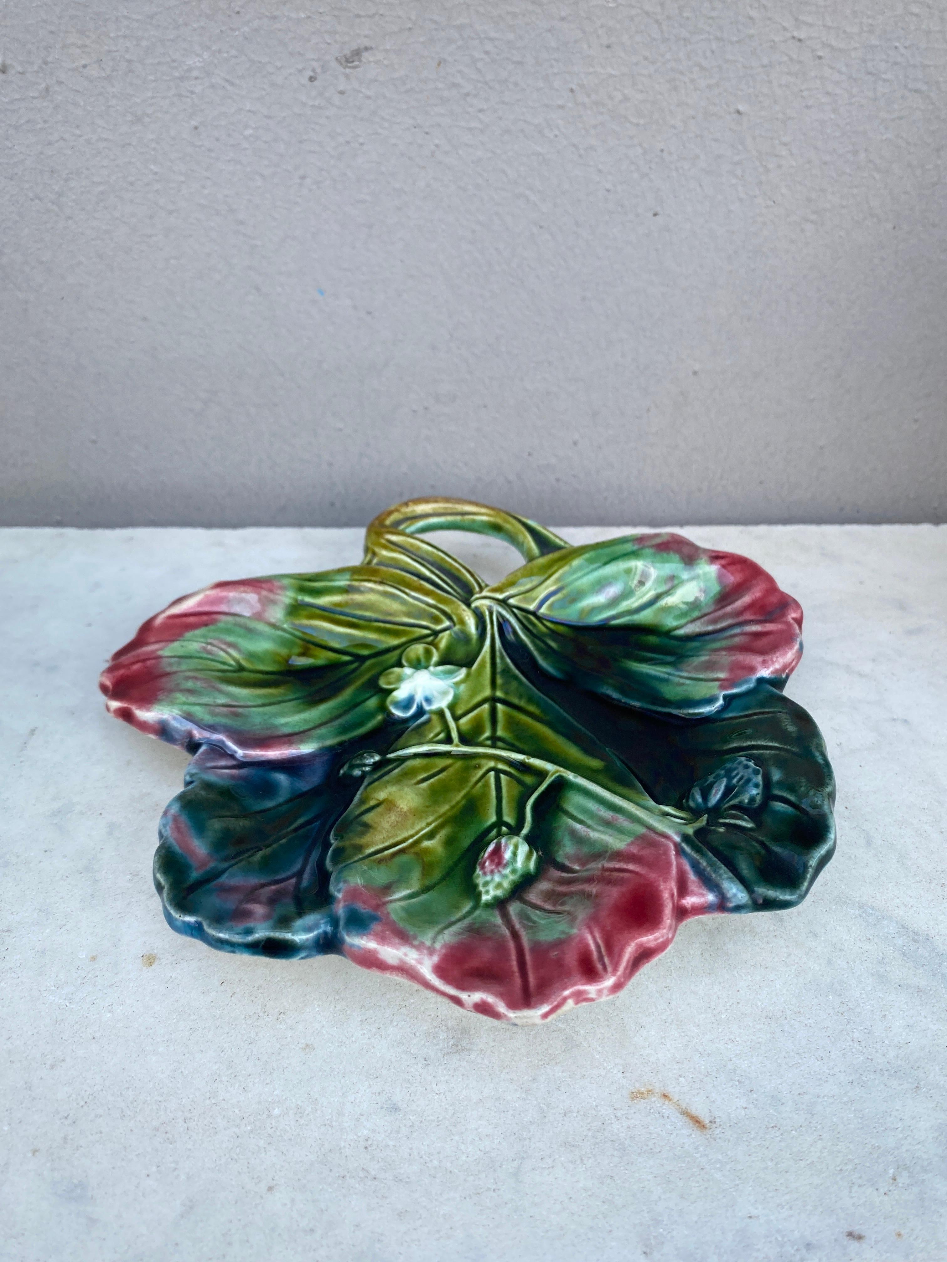 French Majolica Dish Strawberry Leaf , circa 1890 In Good Condition For Sale In Austin, TX