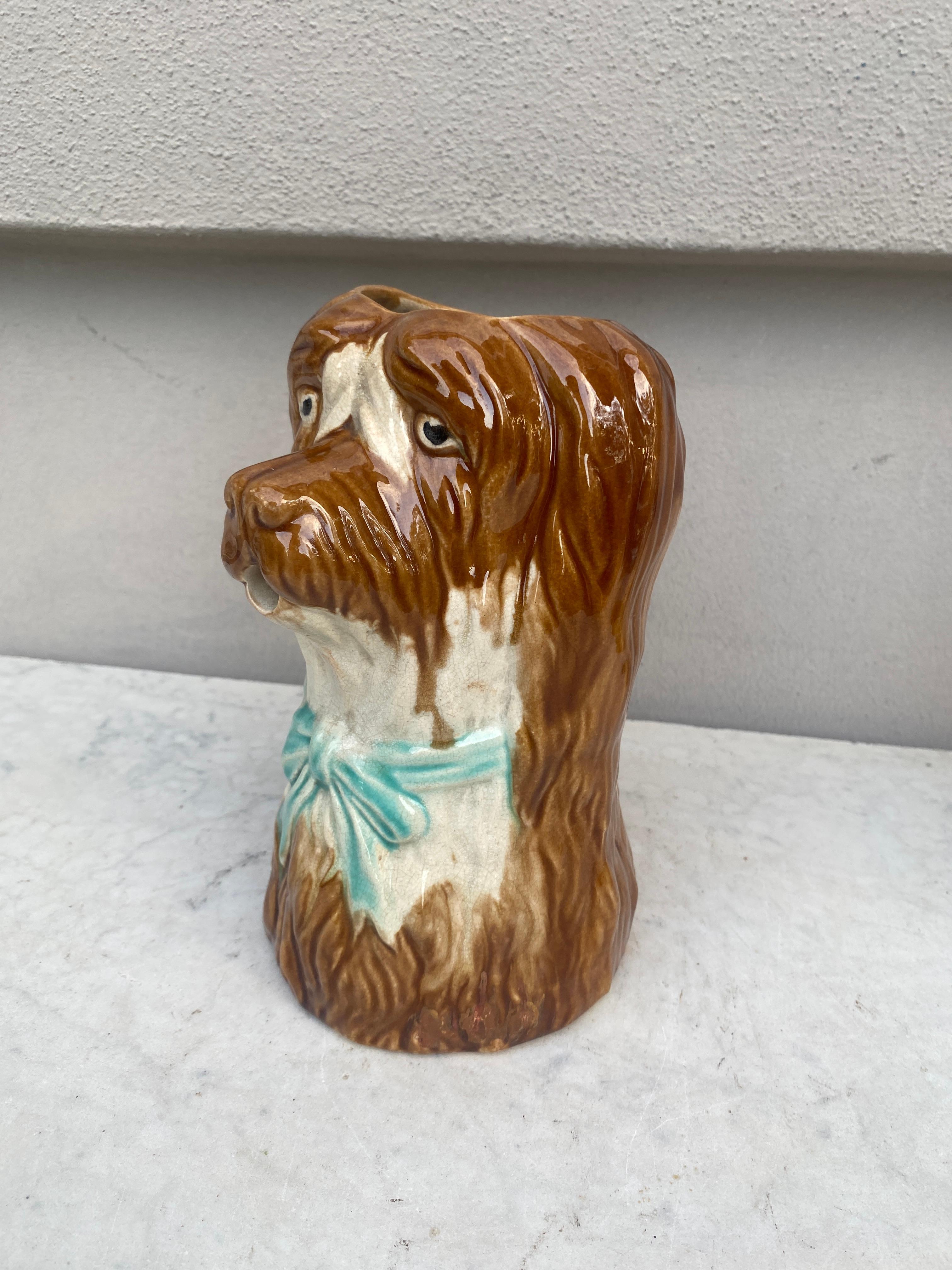 Français Pichet à chien en majolique française, vers 1900 en vente