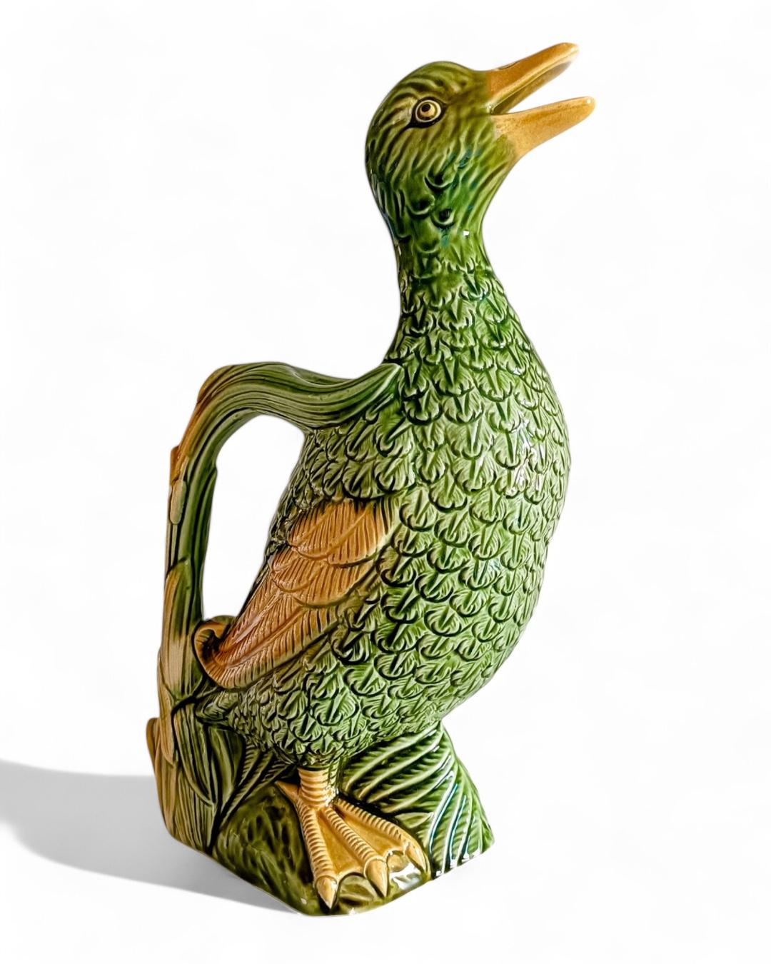 Brocca in maiolica francese Keller et Guerin Saint Clement ci. 1900s. In condizioni ottime in vendita a Valencia, VC