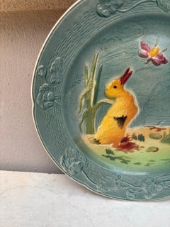 Piatto in maiolica francese con anatroccolo Keller & Guerin Saint Clement, Circa 1900