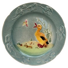 Piatto in maiolica francese con anatroccolo Keller & Guerin Saint Clement, Circa 1900