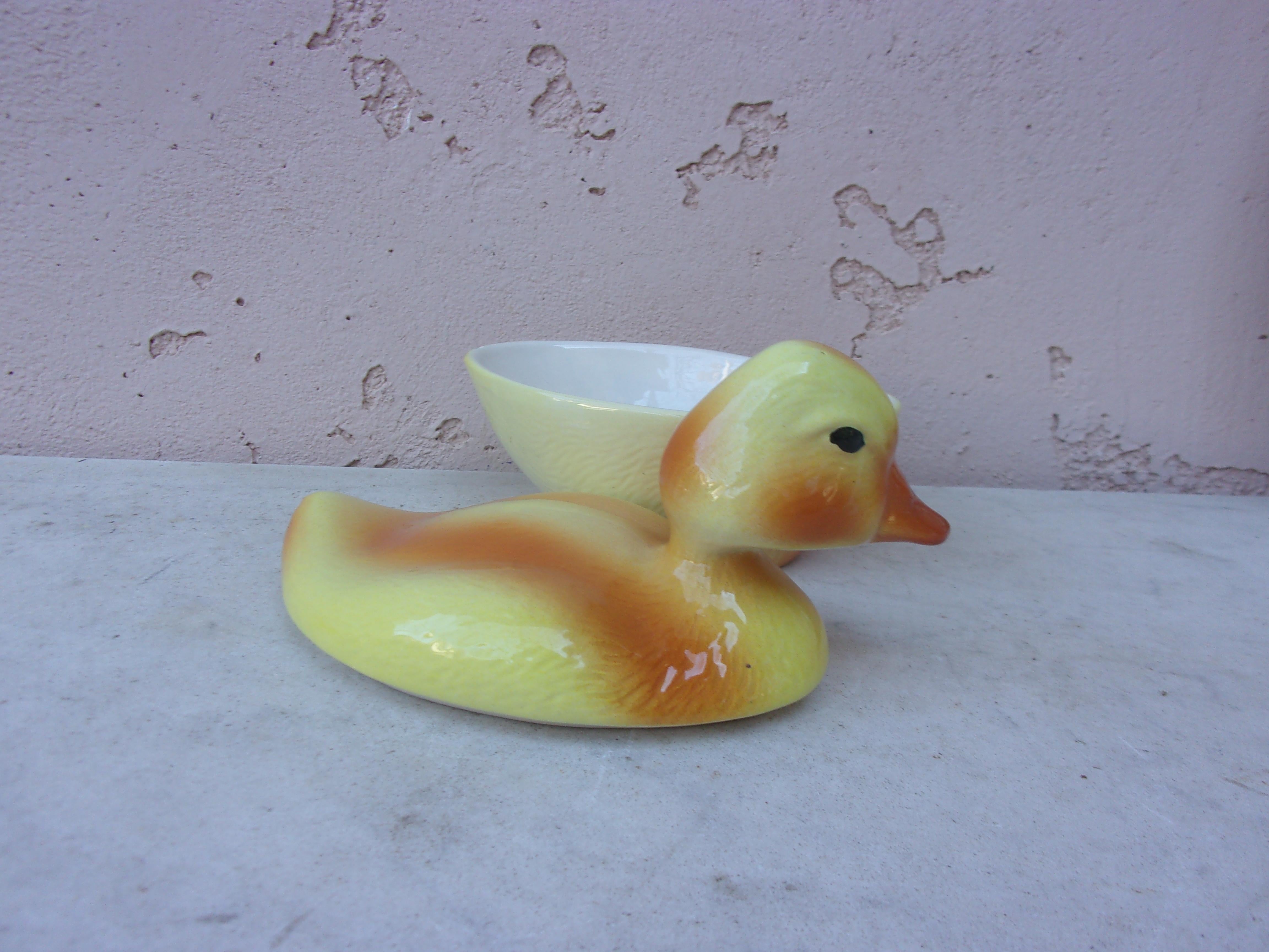 Zuppiera in maiolica francese Anatroccolo Caugant 1950 circa In condizioni buone in vendita a Austin, TX