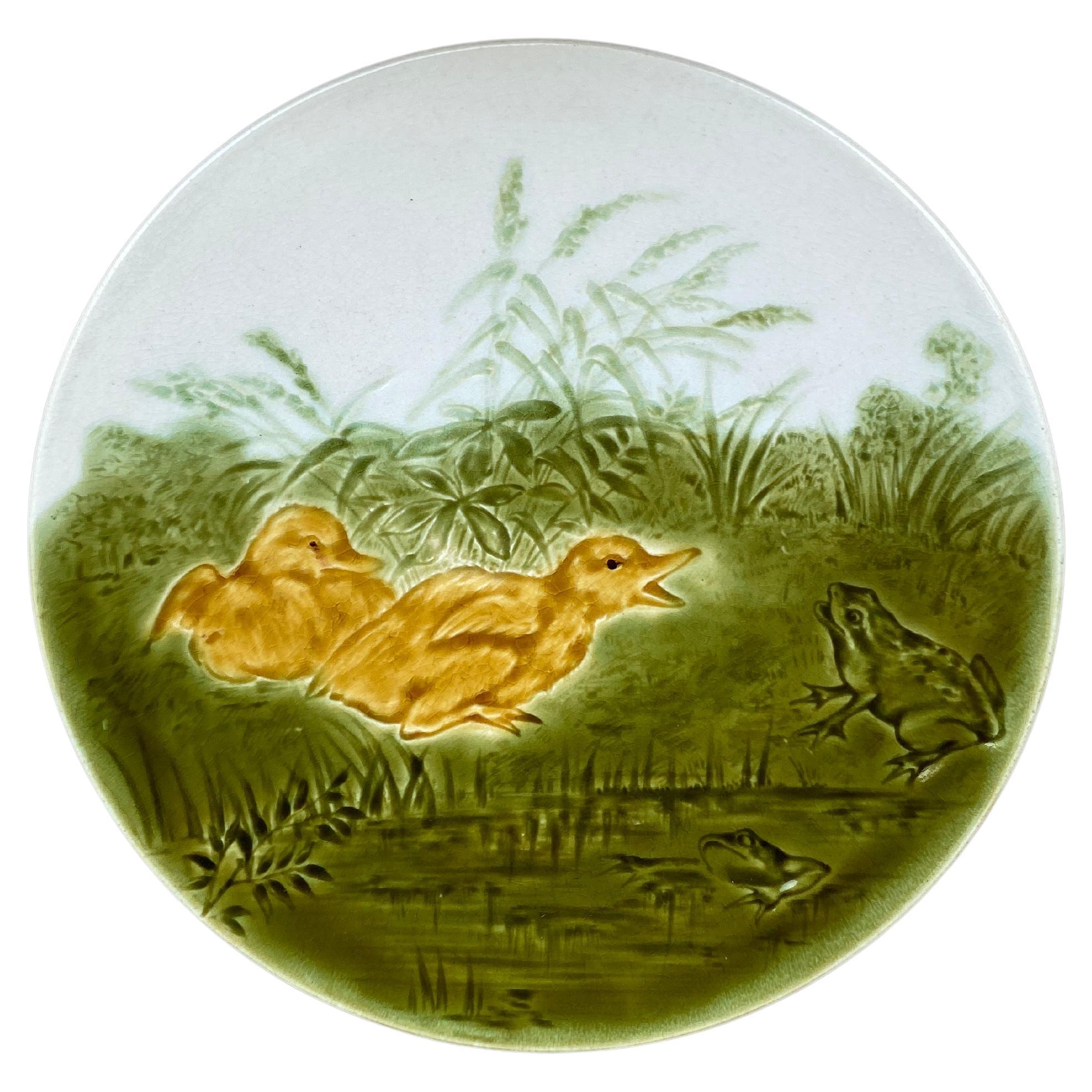 Assiette à canards et grenouille en majolique de Sarreguemines, vers 1890