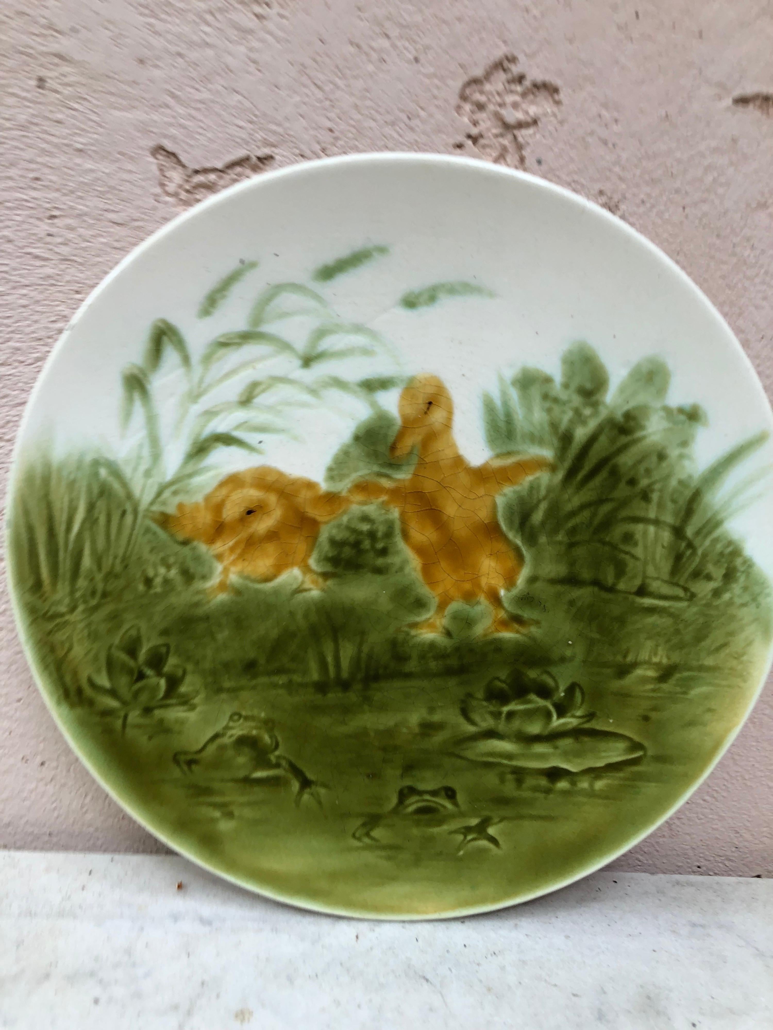 Rustique Assiette en majolique française représentant des canards et des grenouilles Sarreguemines, vers 1890 en vente