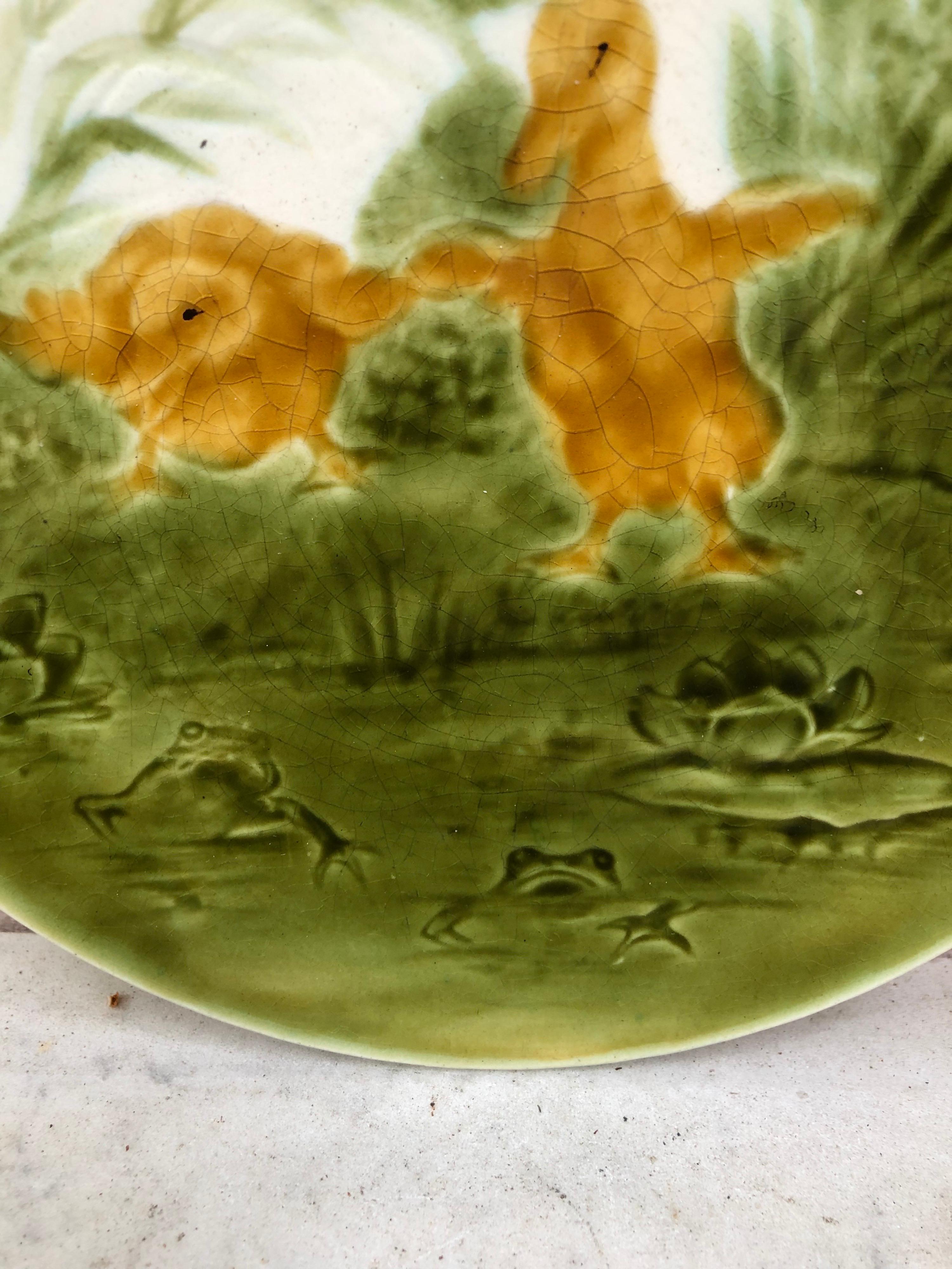 French Majolica Ducklings with Frogs Plate Sarreguemines, circa 1890 In Good Condition For Sale In Austin, TX