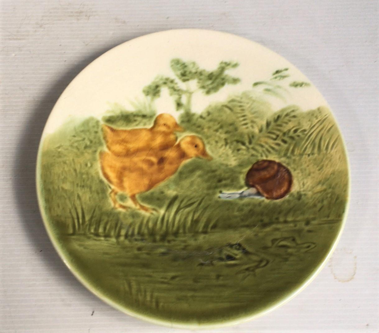 Piatto in maiolica francese con anatroccoli e rane Sarreguemines, circa 1890.