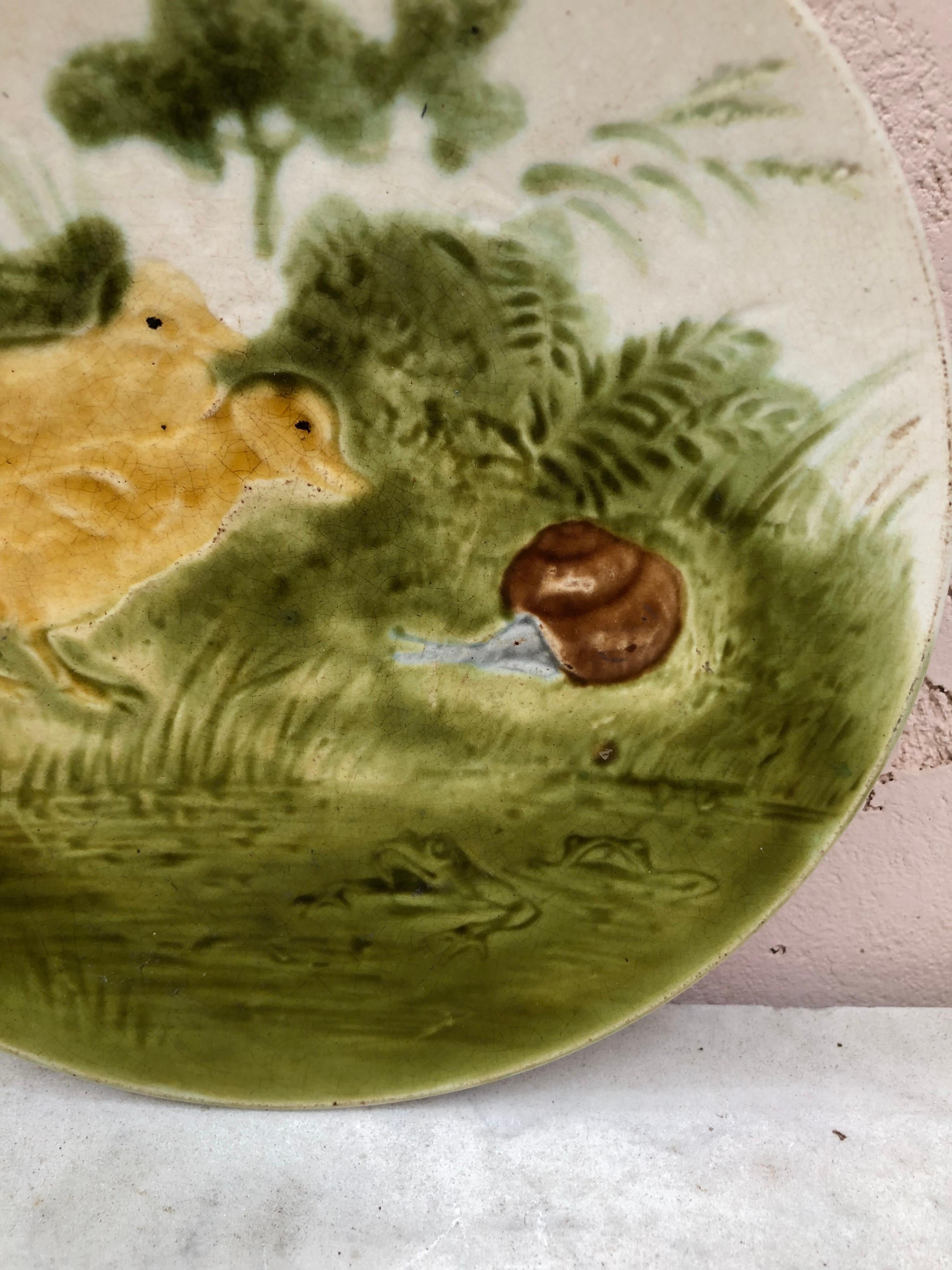 French Majolica Ducklings with Snail Plate Sarreguemines, circa 1890 In Good Condition For Sale In Austin, TX