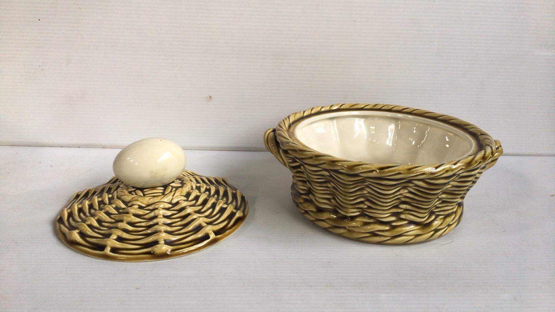 French Majolica Egg Basket Sarreguemines, circa 1920 In Good Condition In Austin, TX