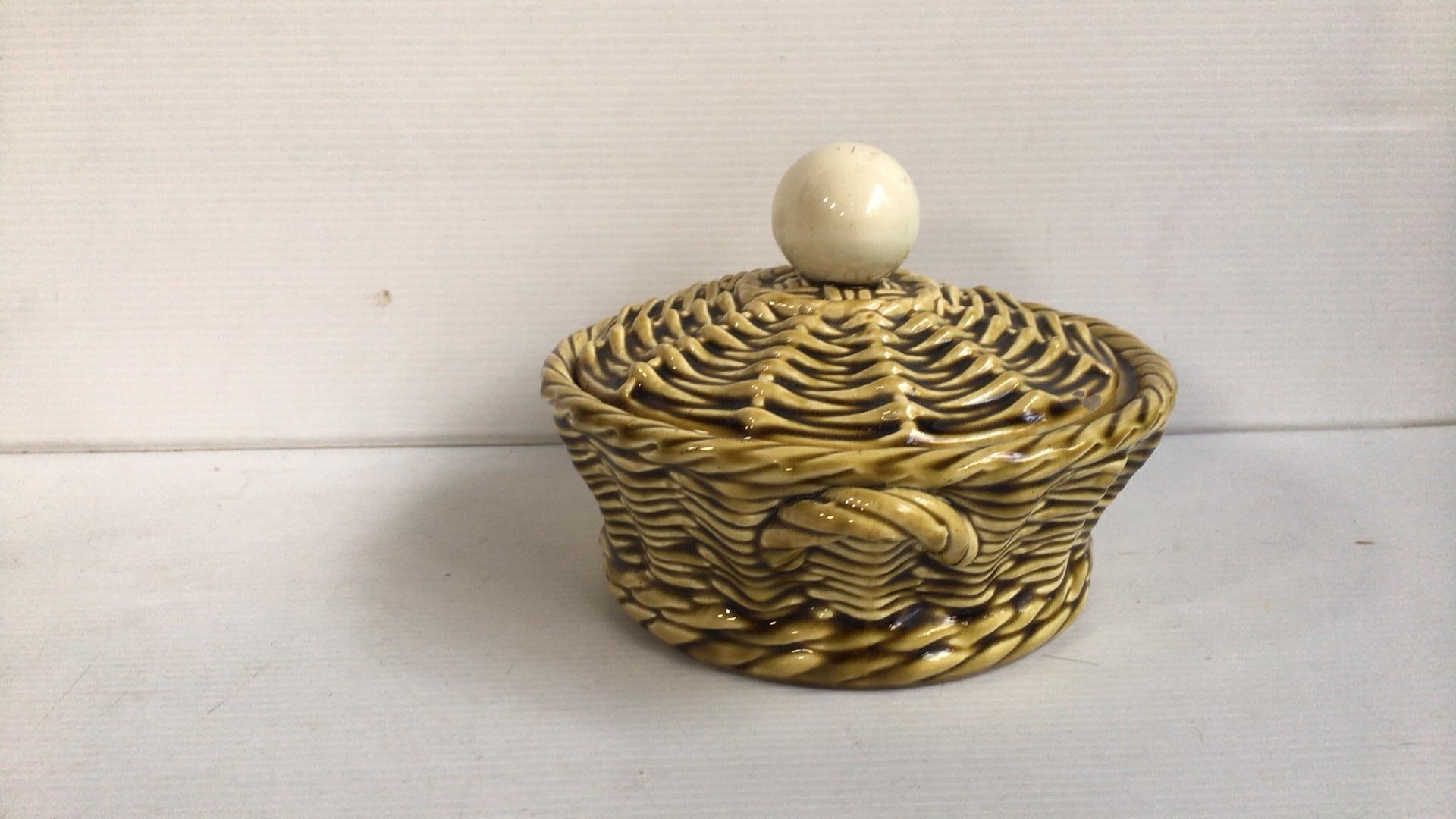Faience French Majolica Egg Basket Sarreguemines, circa 1920