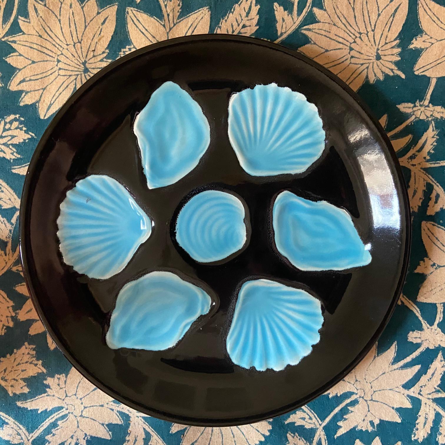 Un service d'huîtres moderne, aux couleurs caractéristiques d'Elchinger.

Le plat est signé et mesure 14,5 PO de diamètre.
Les plaques ne sont pas signées.