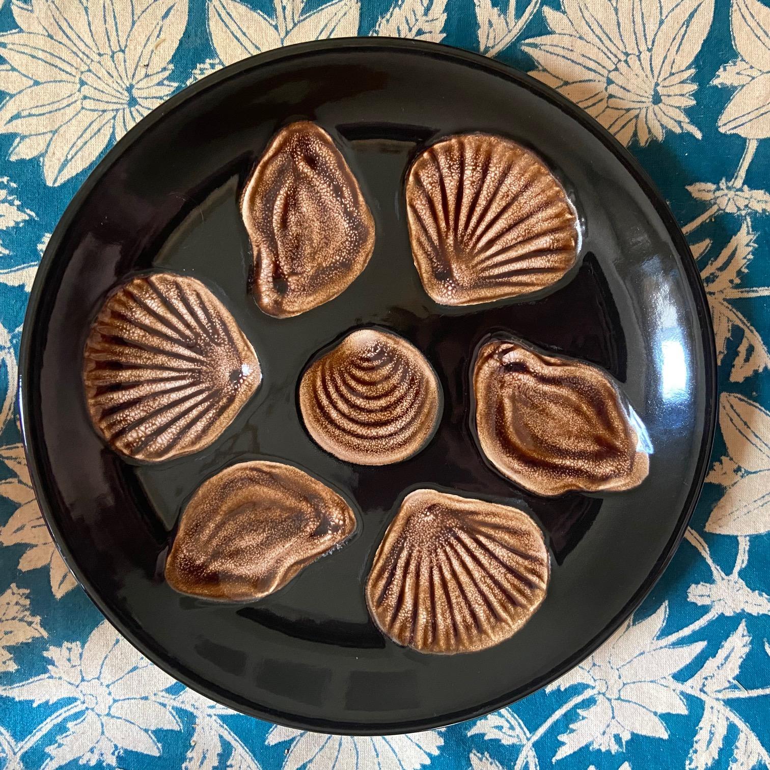 Français Assiettes à huîtres et plat en majolique française Elchinger