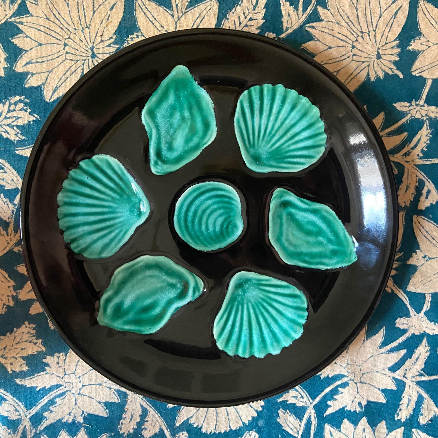 Vernissé Assiettes à huîtres et plat en majolique française Elchinger