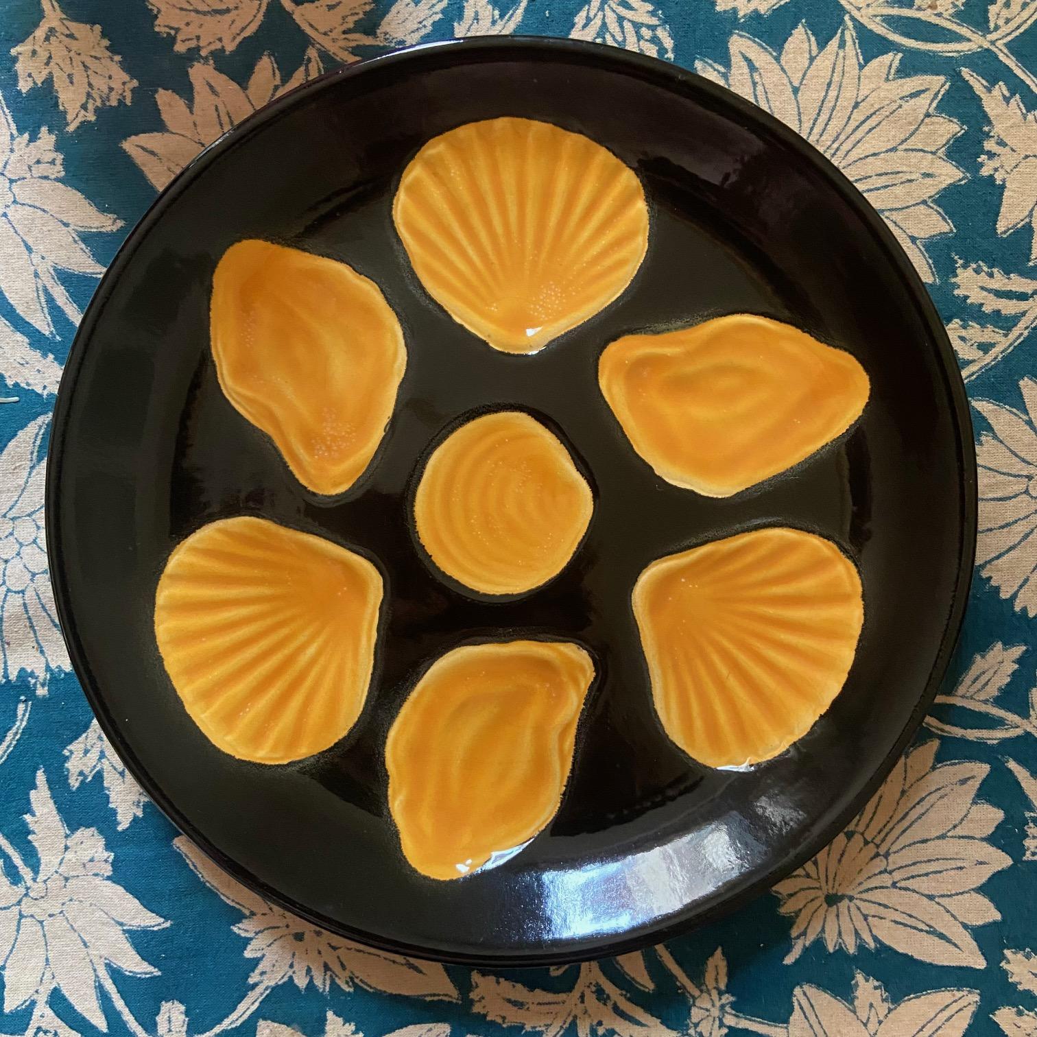 Assiettes à huîtres et plat en majolique française Elchinger Bon état à ASNIÈRES-SUR-SEINE, FR