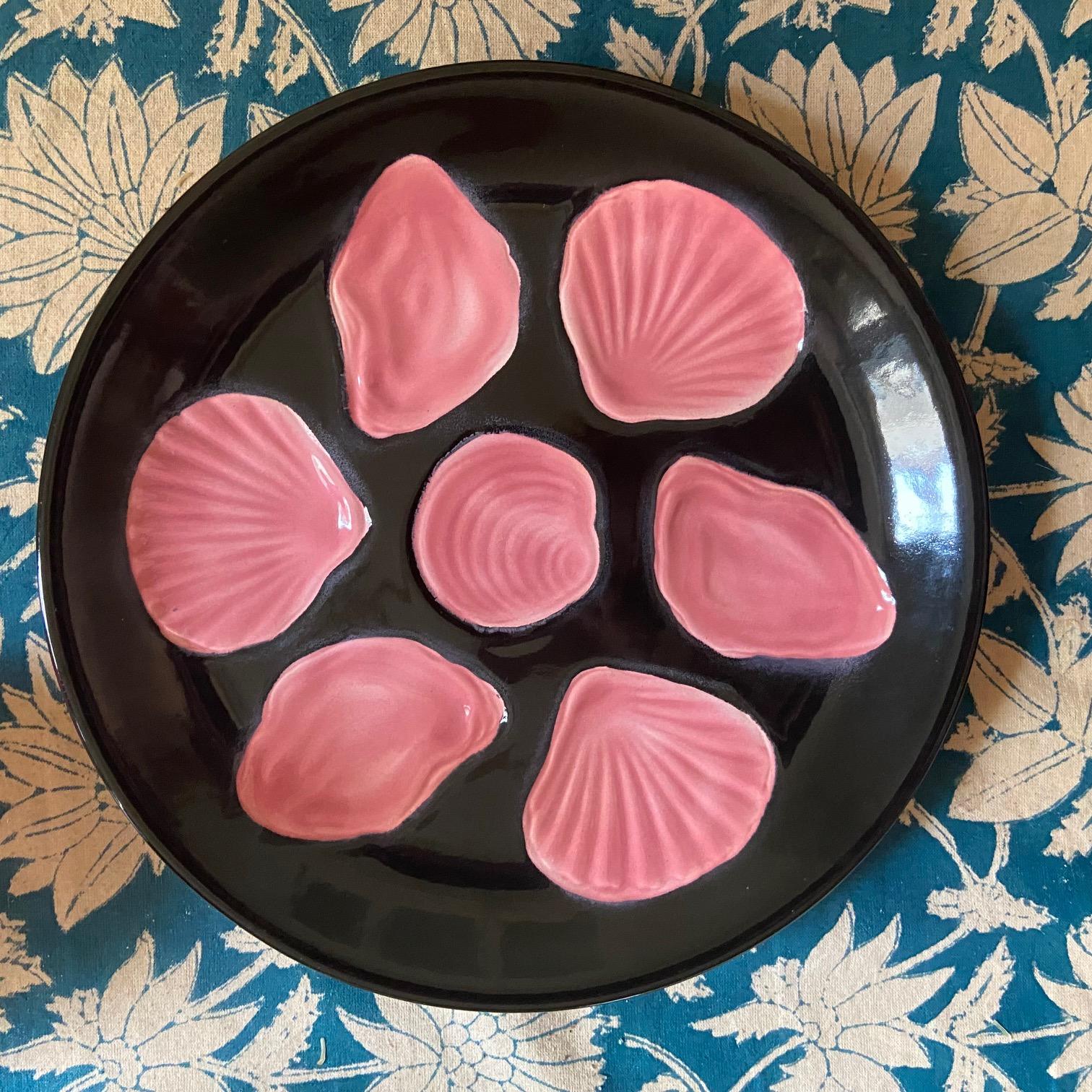 Céramique Assiettes à huîtres et plat en majolique française Elchinger