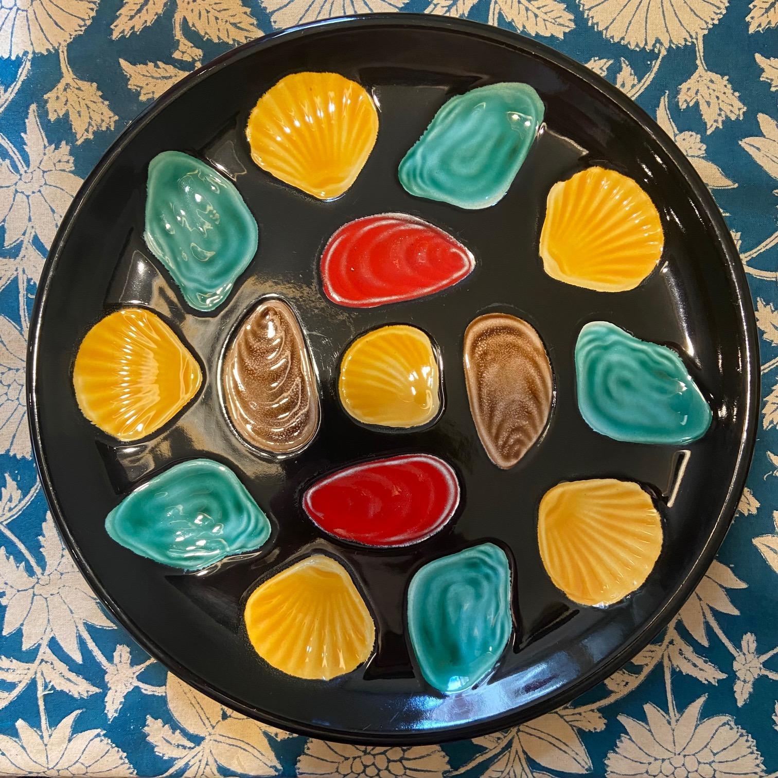 Assiettes à huîtres et plat en majolique française Elchinger 1