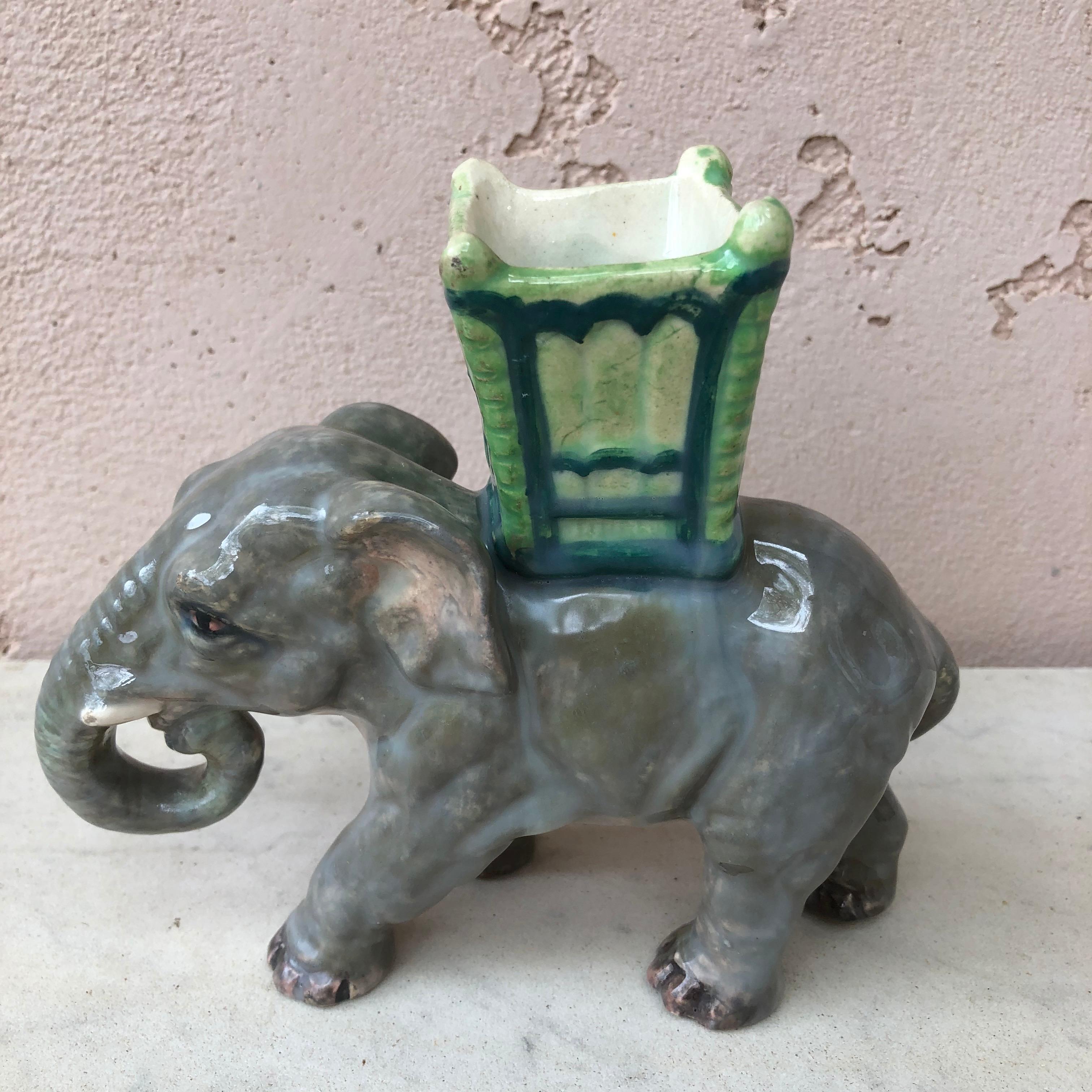 Elefante in maiolica francese Delphin Massier, 1890 circa.
Misure: Altezza / 5,4 pollici.
Lunghezza / 6,7 pollici.