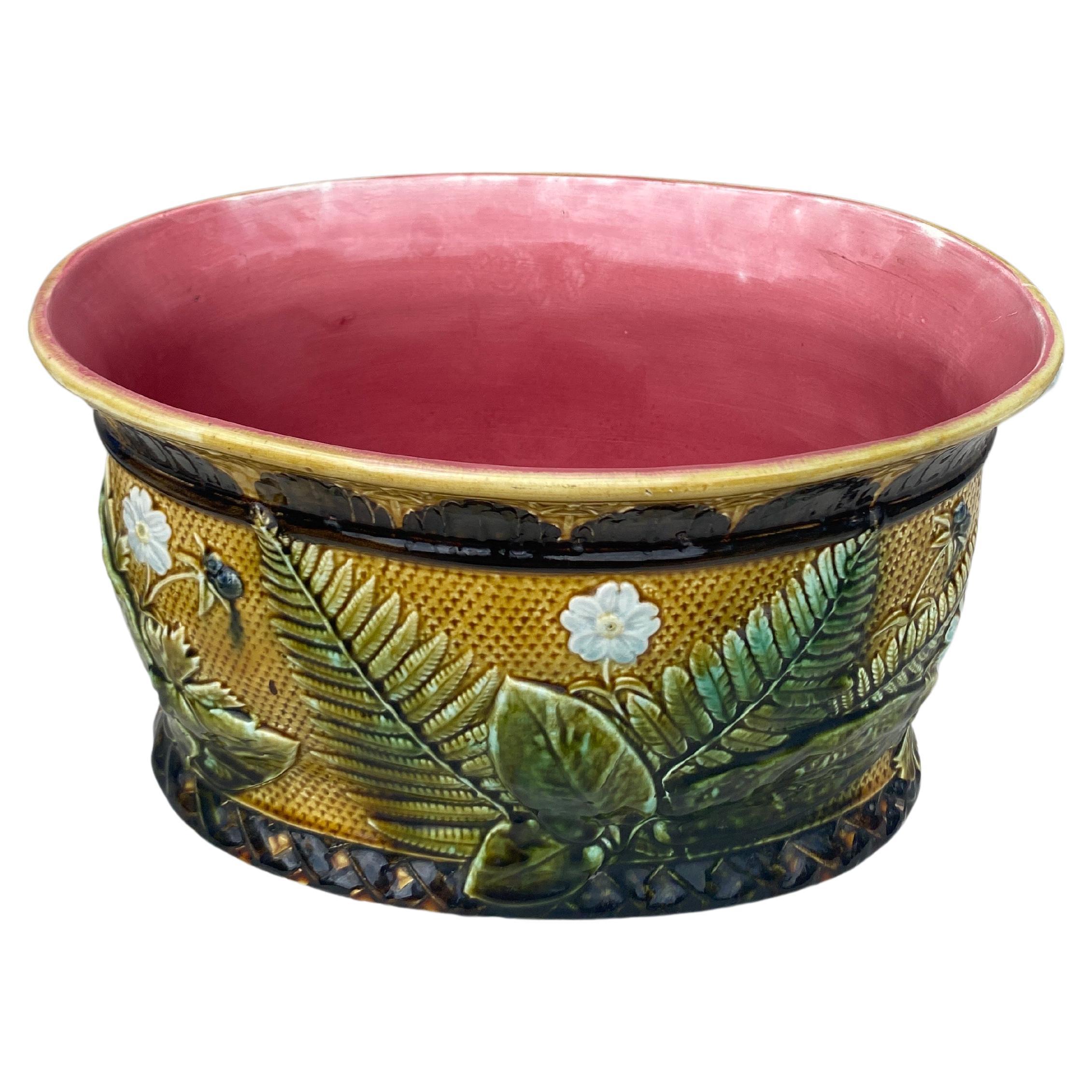 Francese Jardinière francese in maiolica con felci e fiori, 1880 circa in vendita