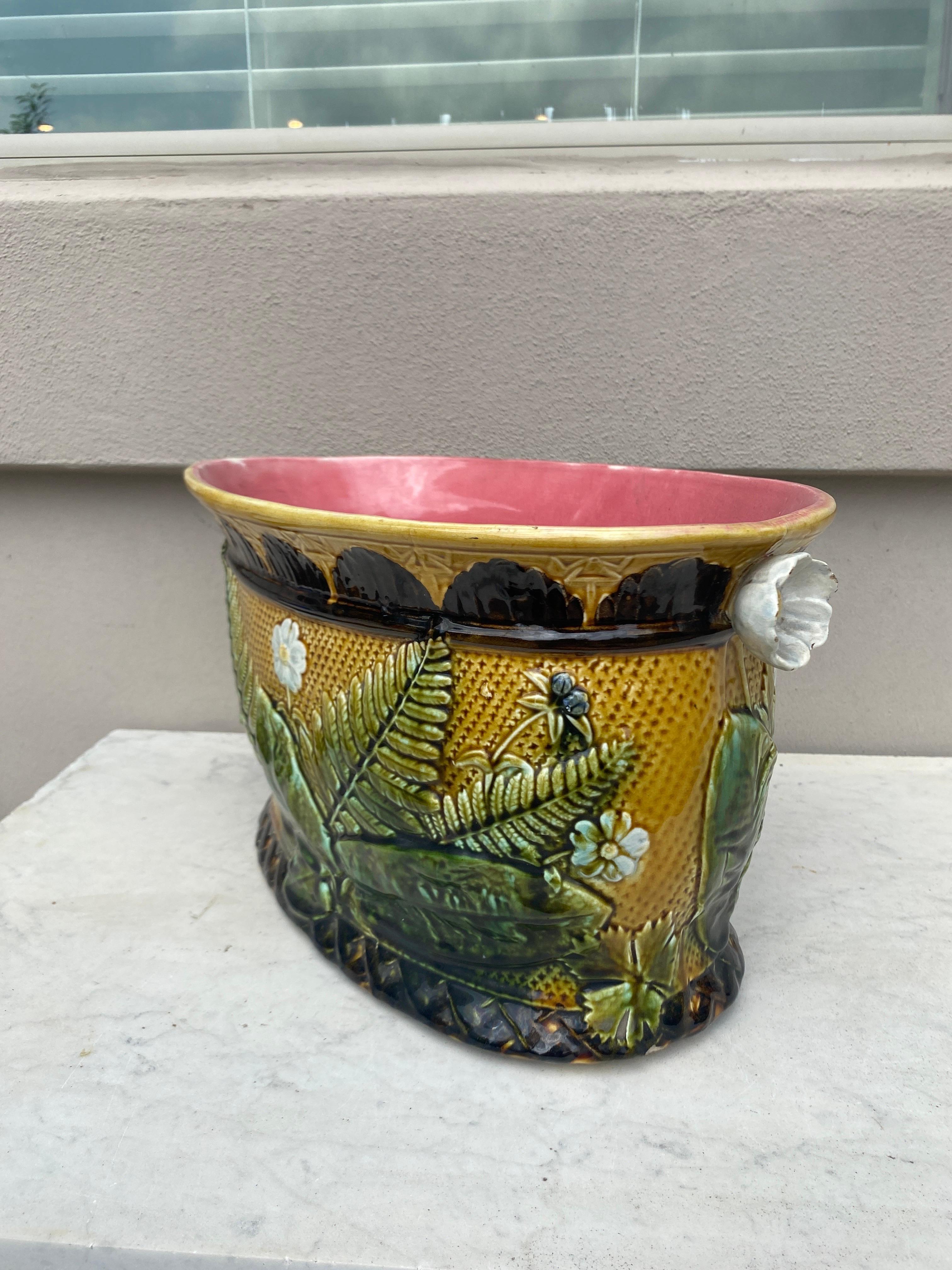 Jardinière francese in maiolica con felci e fiori, 1880 circa In condizioni buone in vendita a Austin, TX