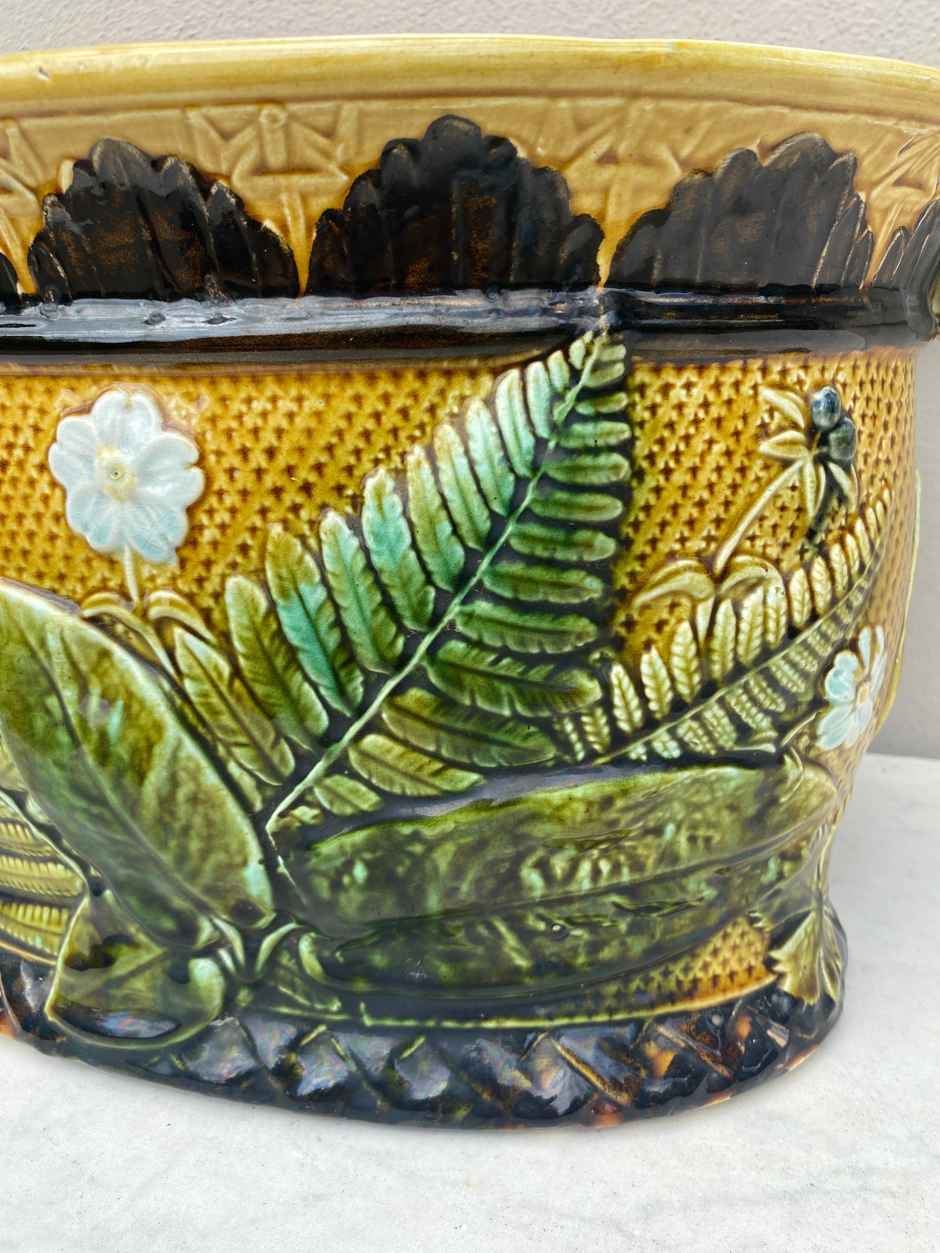 Ceramica Jardinière francese in maiolica con felci e fiori, 1880 circa in vendita
