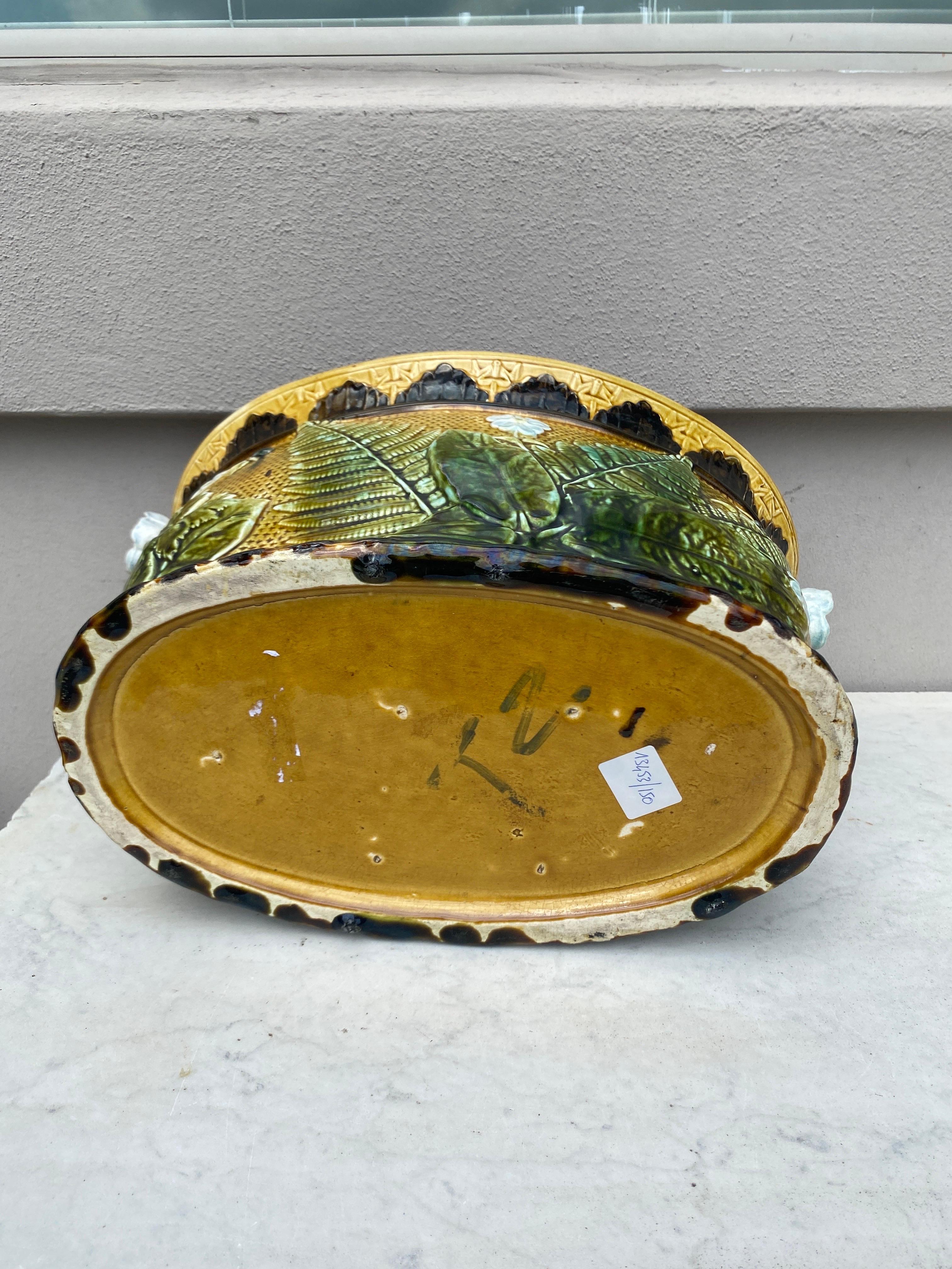 Jardinière francese in maiolica con felci e fiori, 1880 circa in vendita 2
