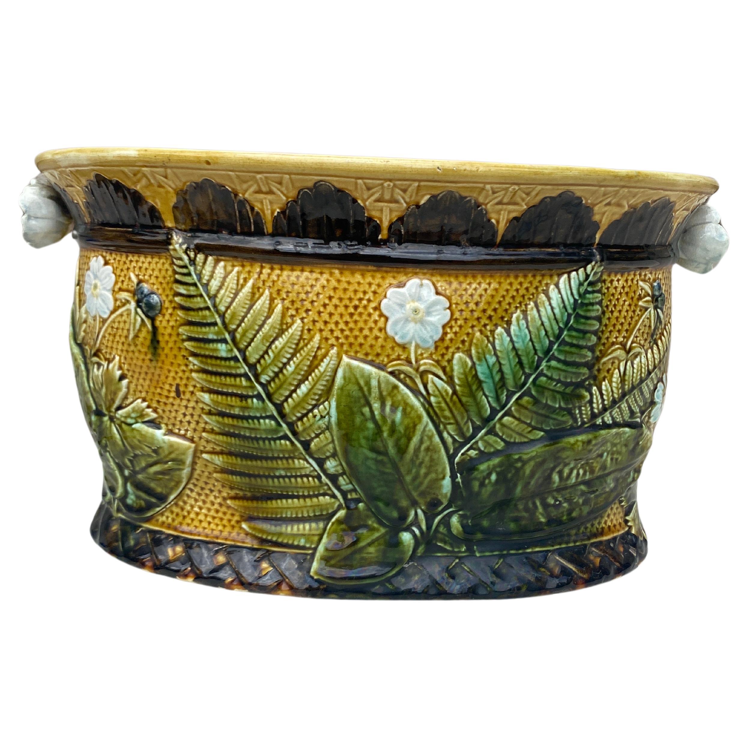 Jardinière francese in maiolica con felci e fiori, 1880 circa.