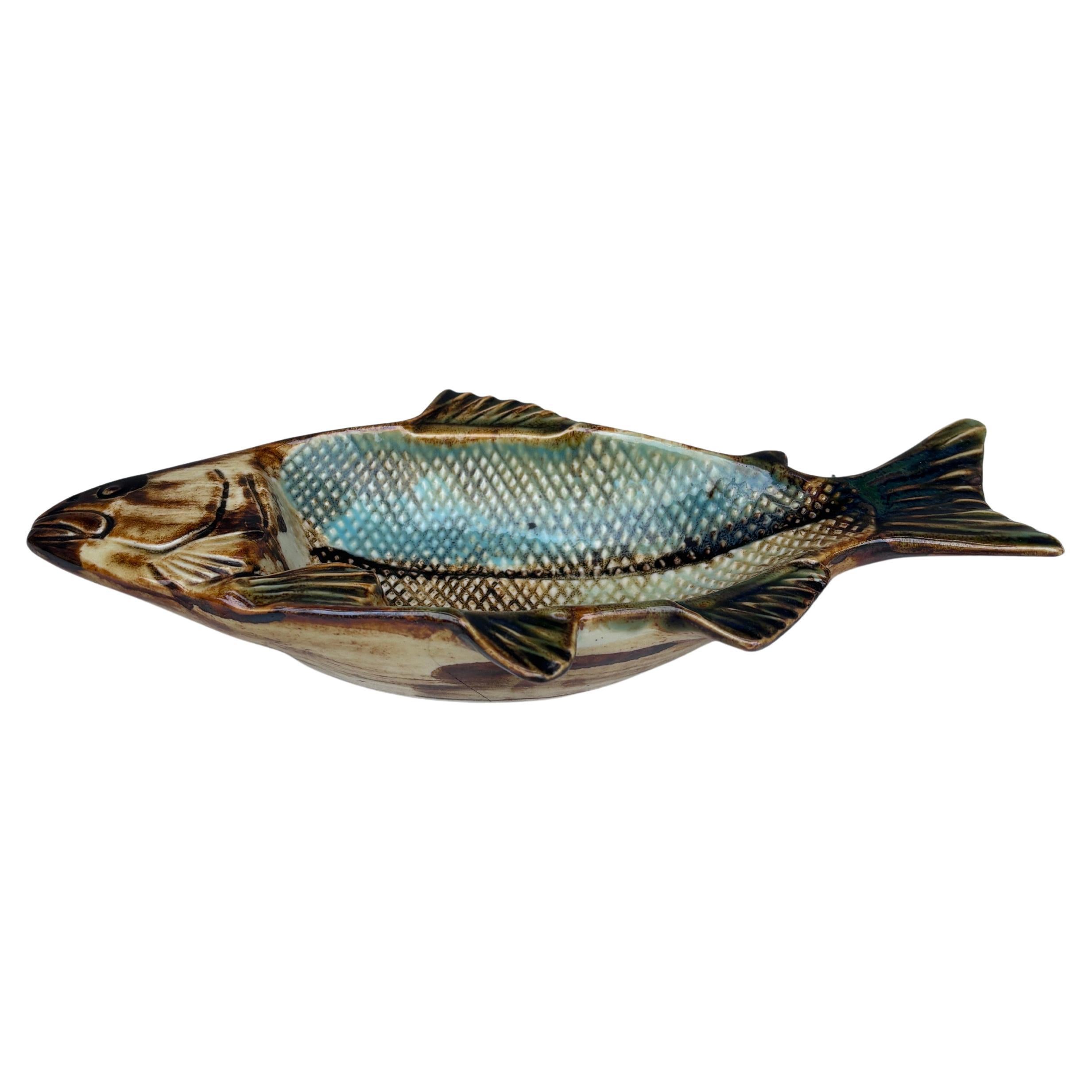 Kleine französische Fischplatte aus Majolika Vallauris CIRCA 1950.