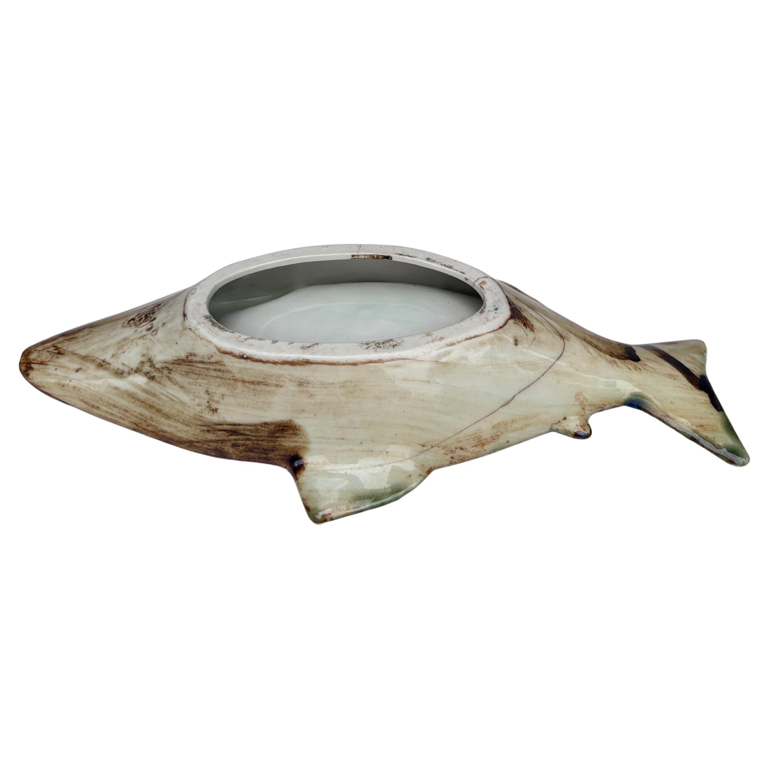 Französische Majolika Fischschale CIRCA 1950 (Moderne der Mitte des Jahrhunderts) im Angebot