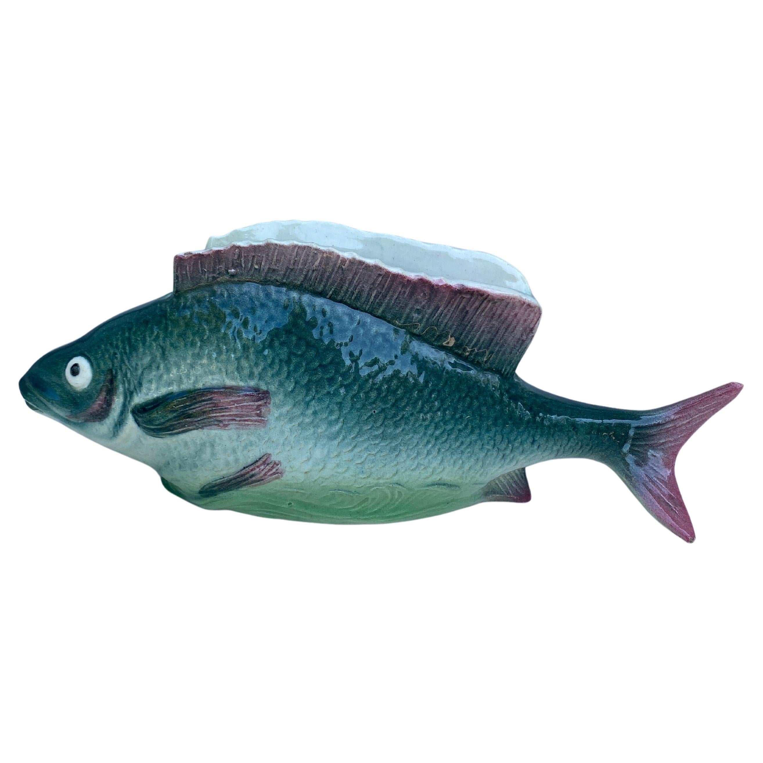Grande giardineria francese in maiolica a forma di pesce firmata Desvres Masse, circa 1890.
( Nord della Francia )
L / 14,5 pollici L , H / 5,5 pollici.
