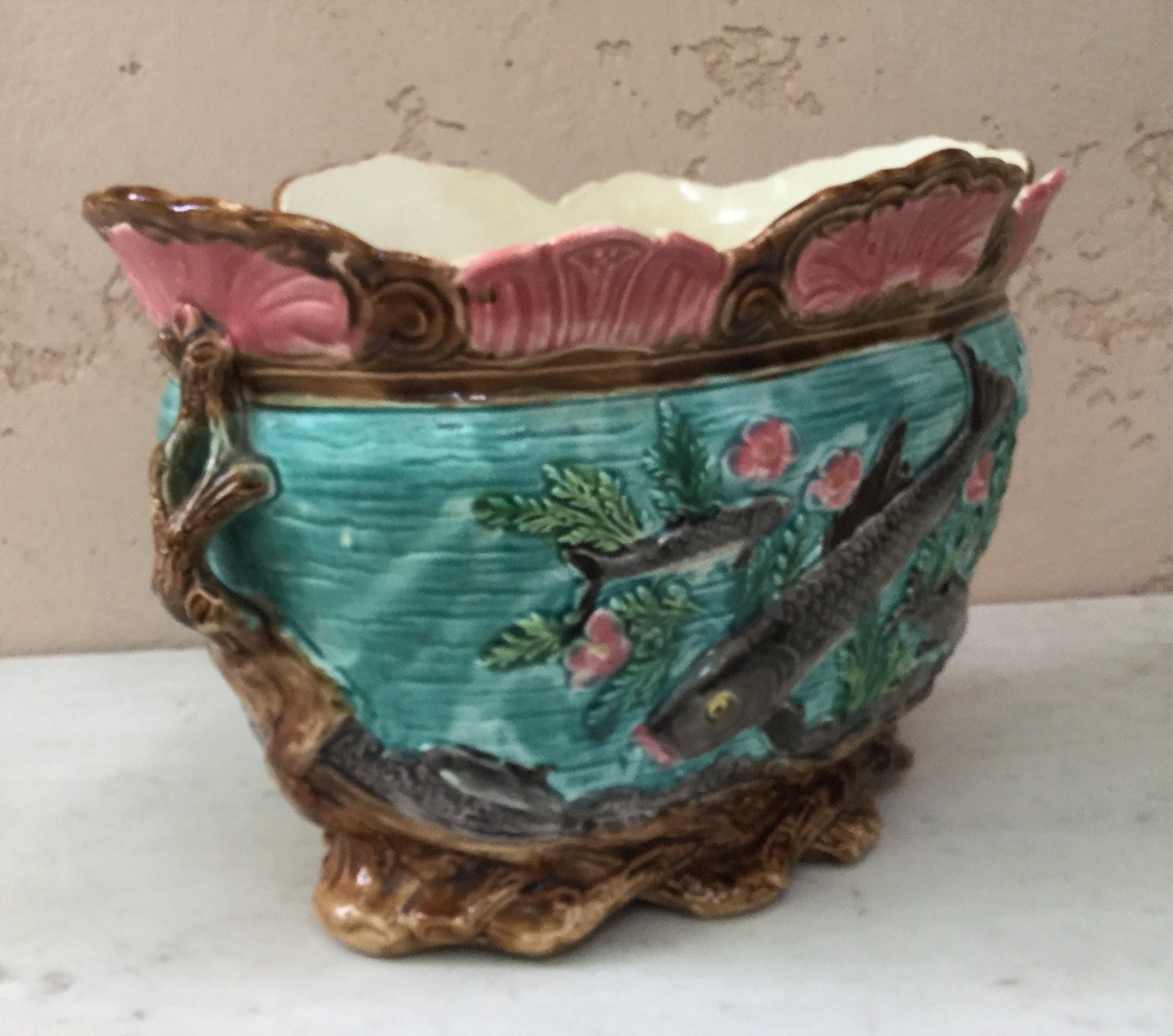French Majolica Fish Jardinière Onnaing, circa 1890 In Good Condition For Sale In Austin, TX