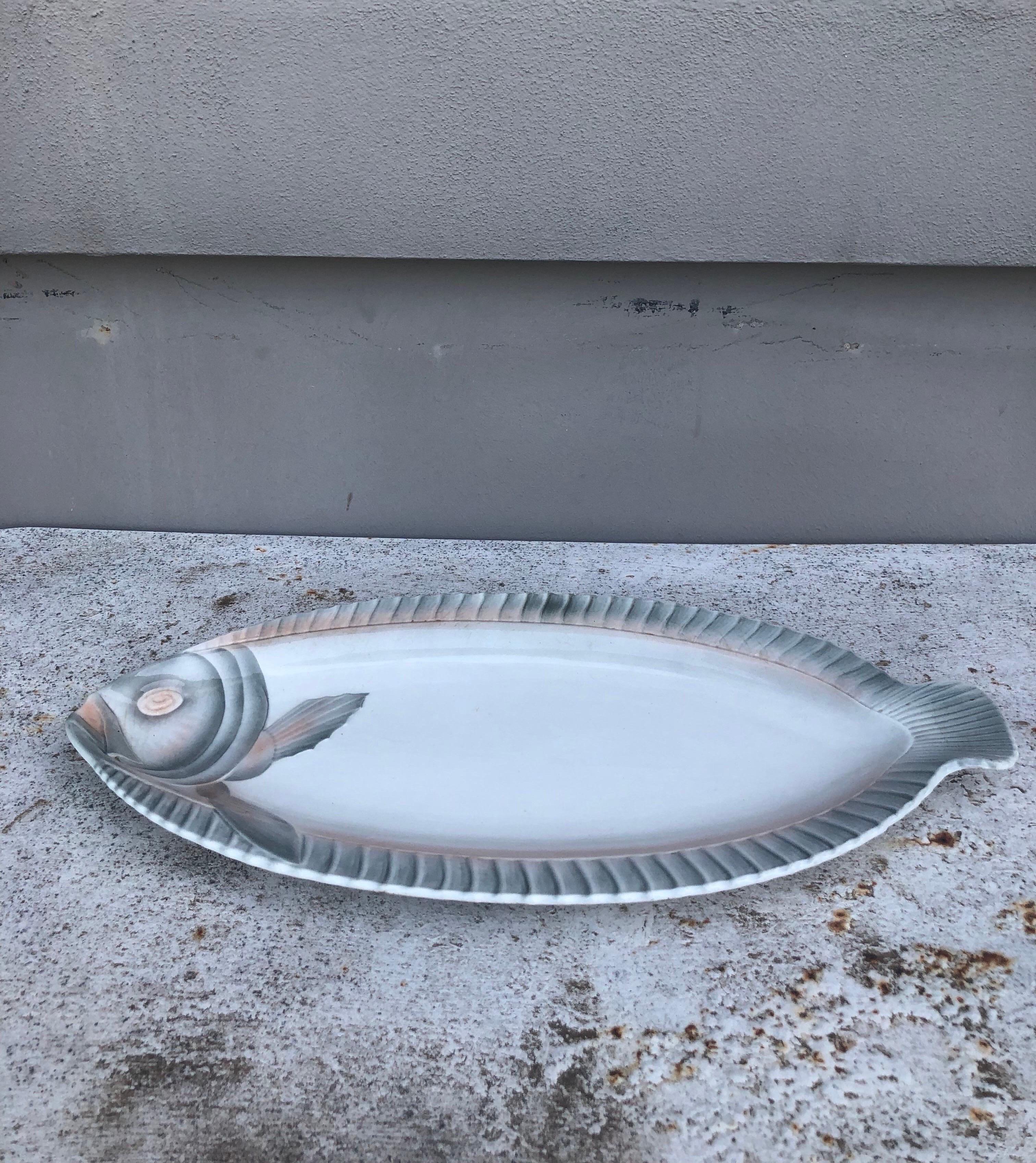 French Majolica Fish Platter Sarreguemines Circa 1930 In Good Condition For Sale In Austin, TX