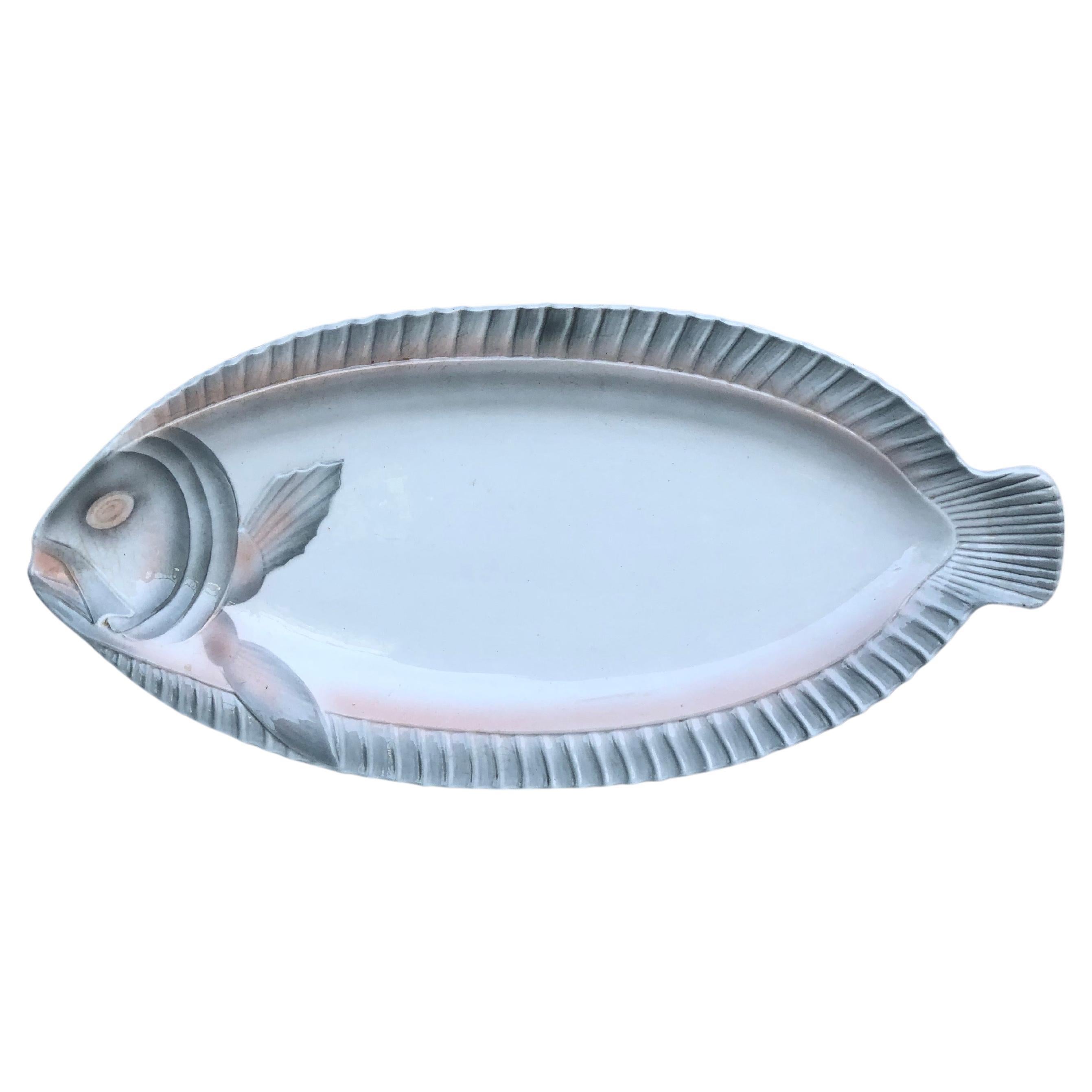 Assiette à poisson en majolique française Sarreguemines vers 1930