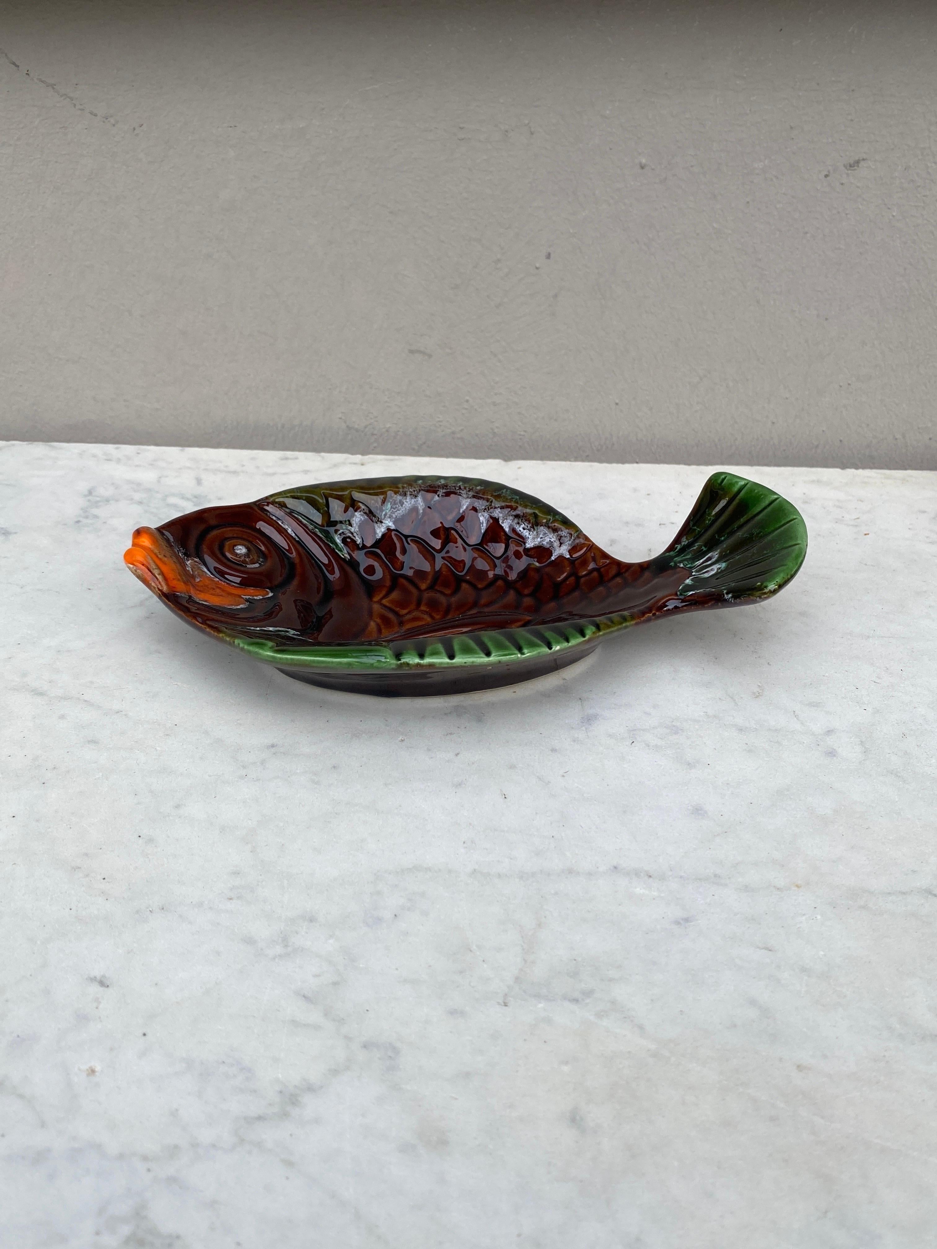French Majolica Fish Platter Vallauris, Circa 1950 In Good Condition For Sale In Austin, TX