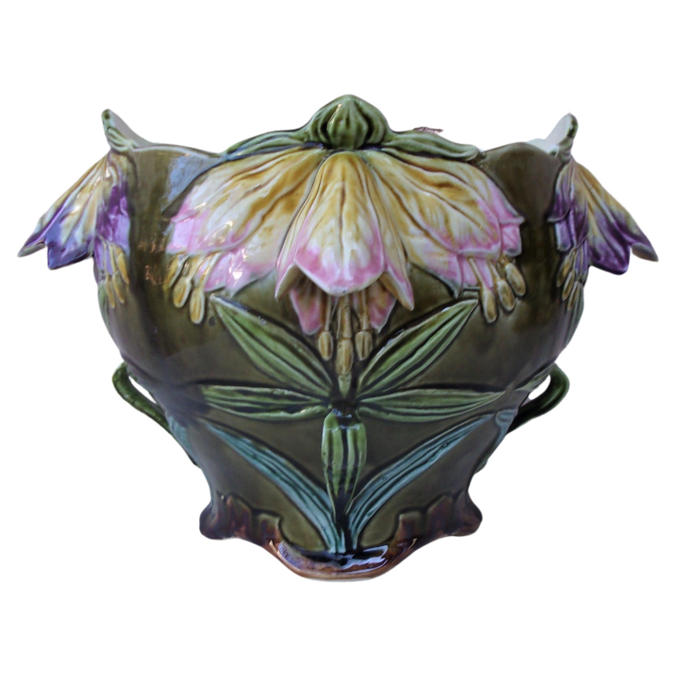French Majolica Jardiniere Fives Lille Circa 1890.
Lovely and rare jardiniere, the two sides have differents flowers colors purple and pink.
Art Nouveau period.