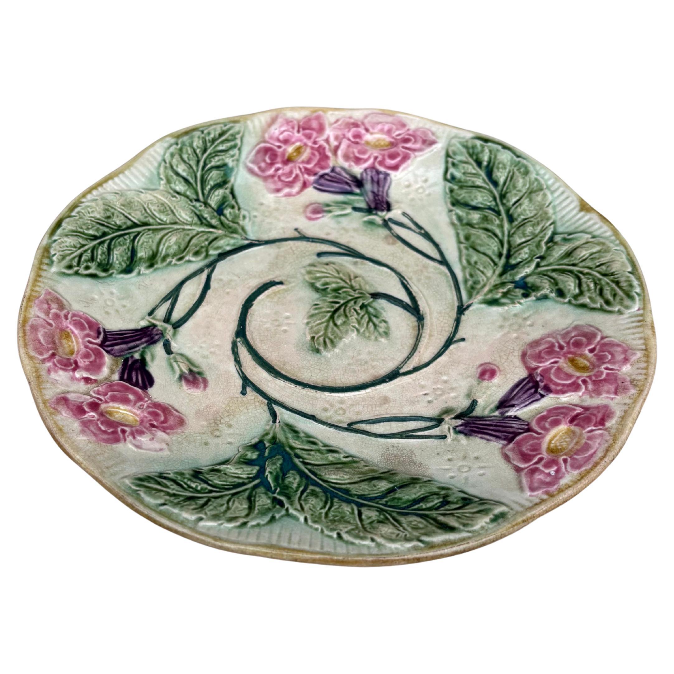 Assiette à fleurs en majolique française Circa 1890.
Décoré de fleurs roses et violettes.