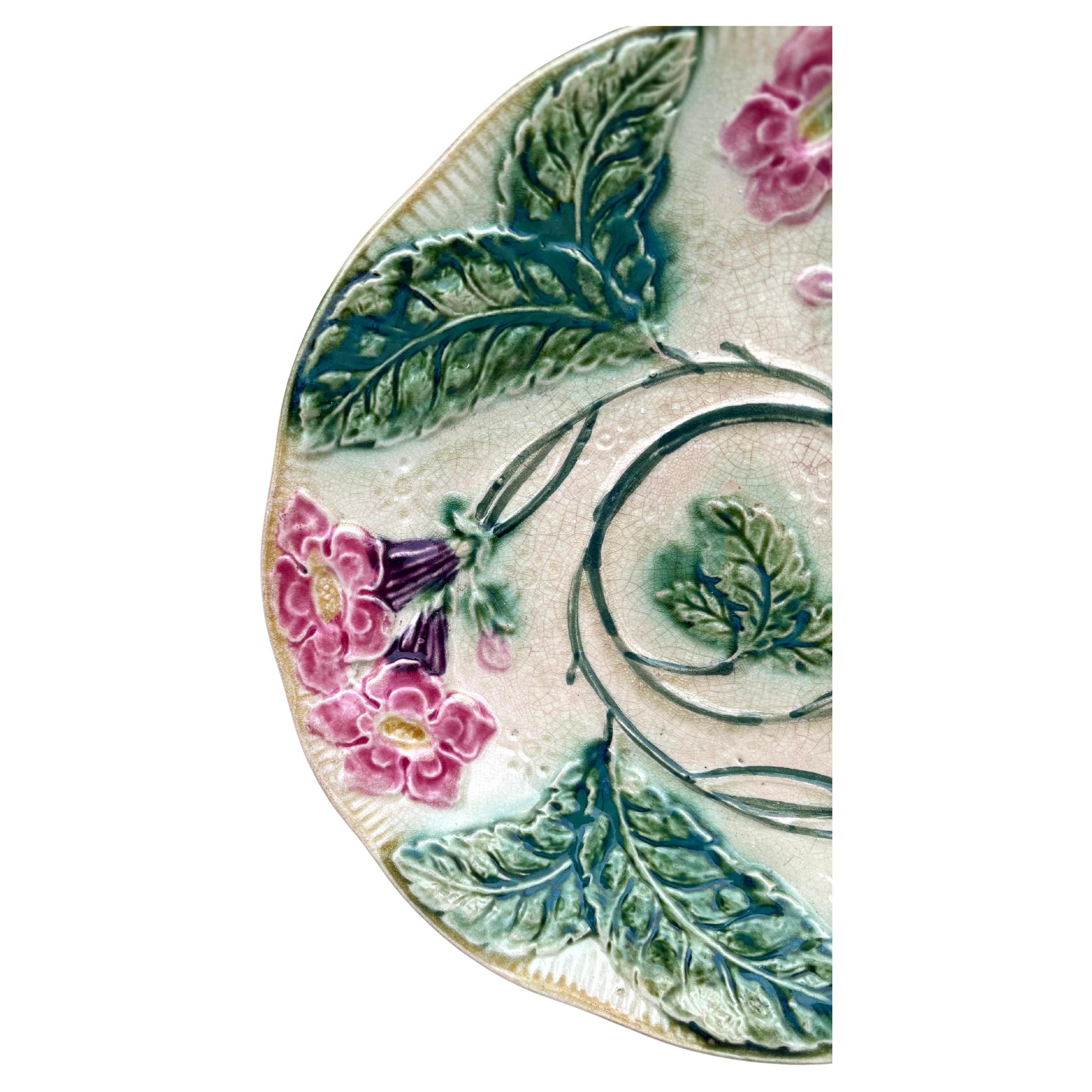 Rustique Assiette à fleurs en majolique française vers 1890 en vente