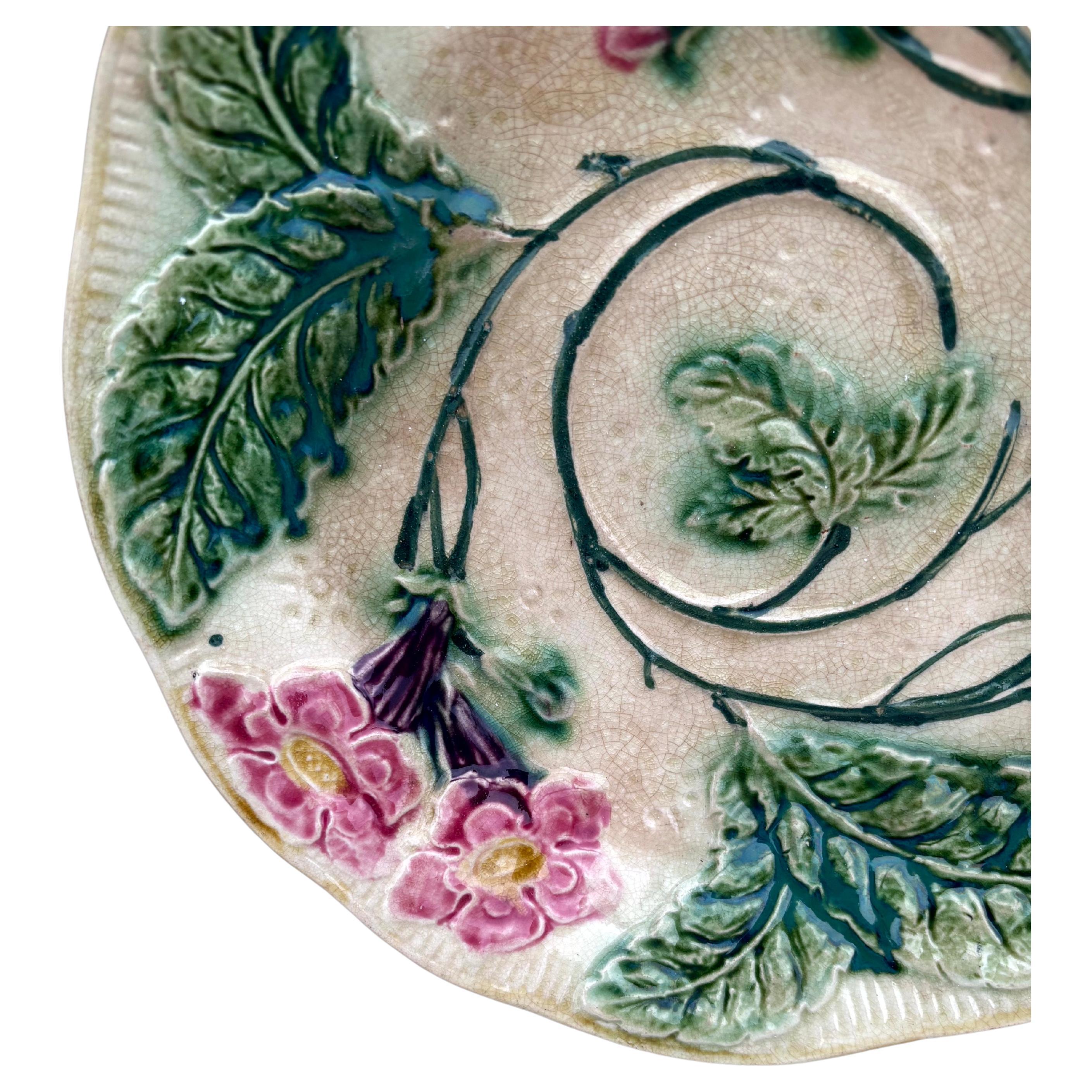 Rustique Assiette à fleurs en majolique française vers 1890 en vente