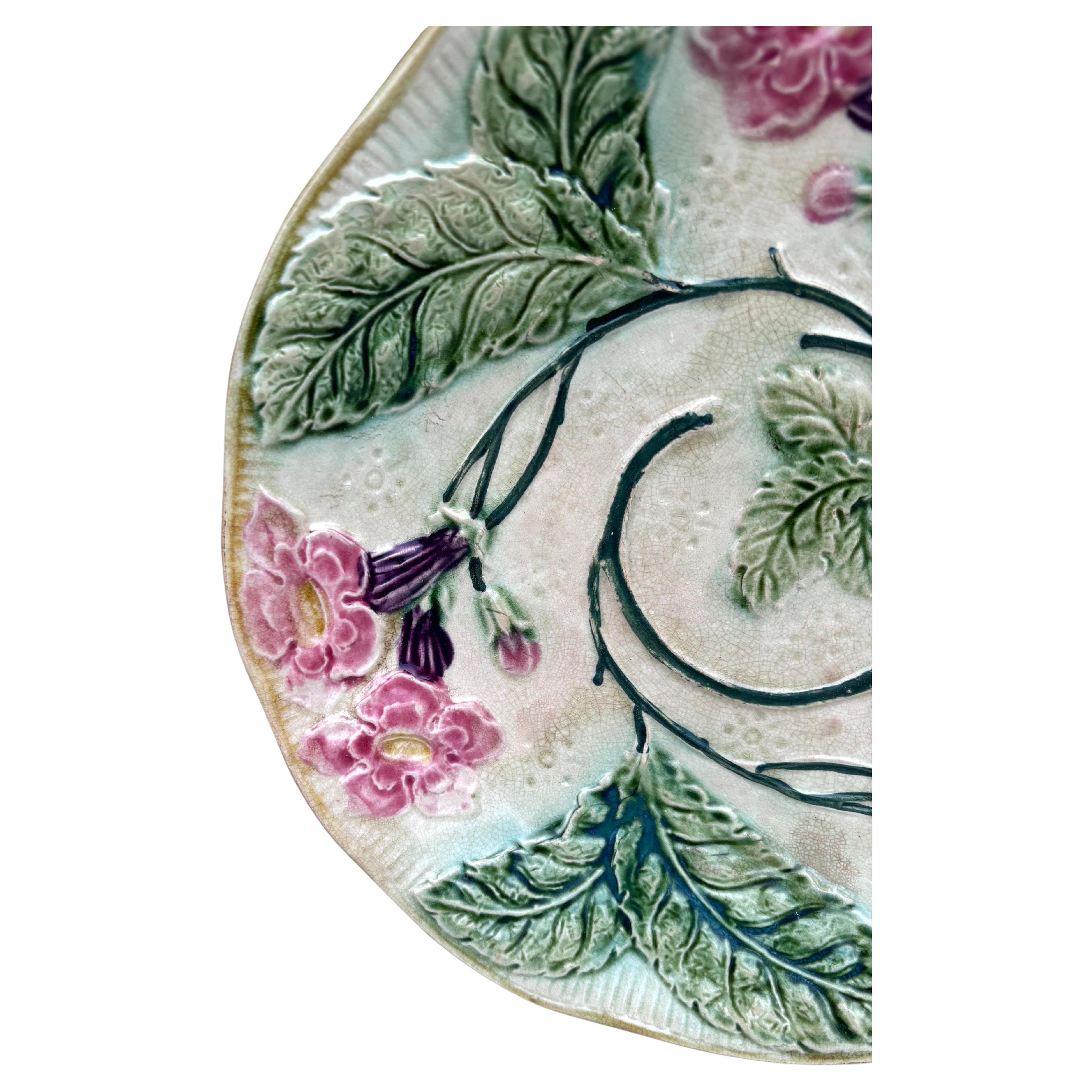 Rustique Assiette à fleurs en majolique française vers 1890 en vente
