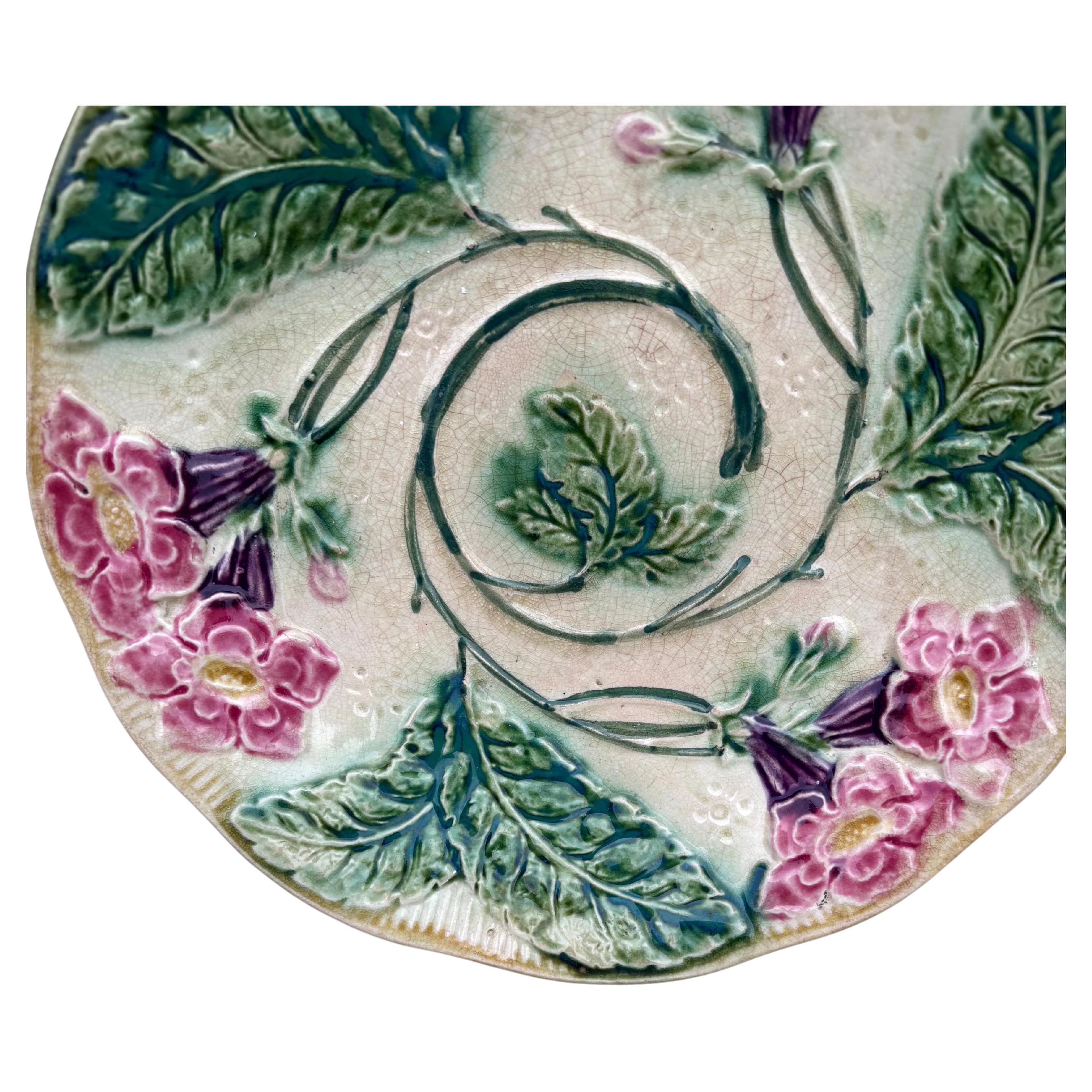 Français Assiette à fleurs en majolique française vers 1890 en vente