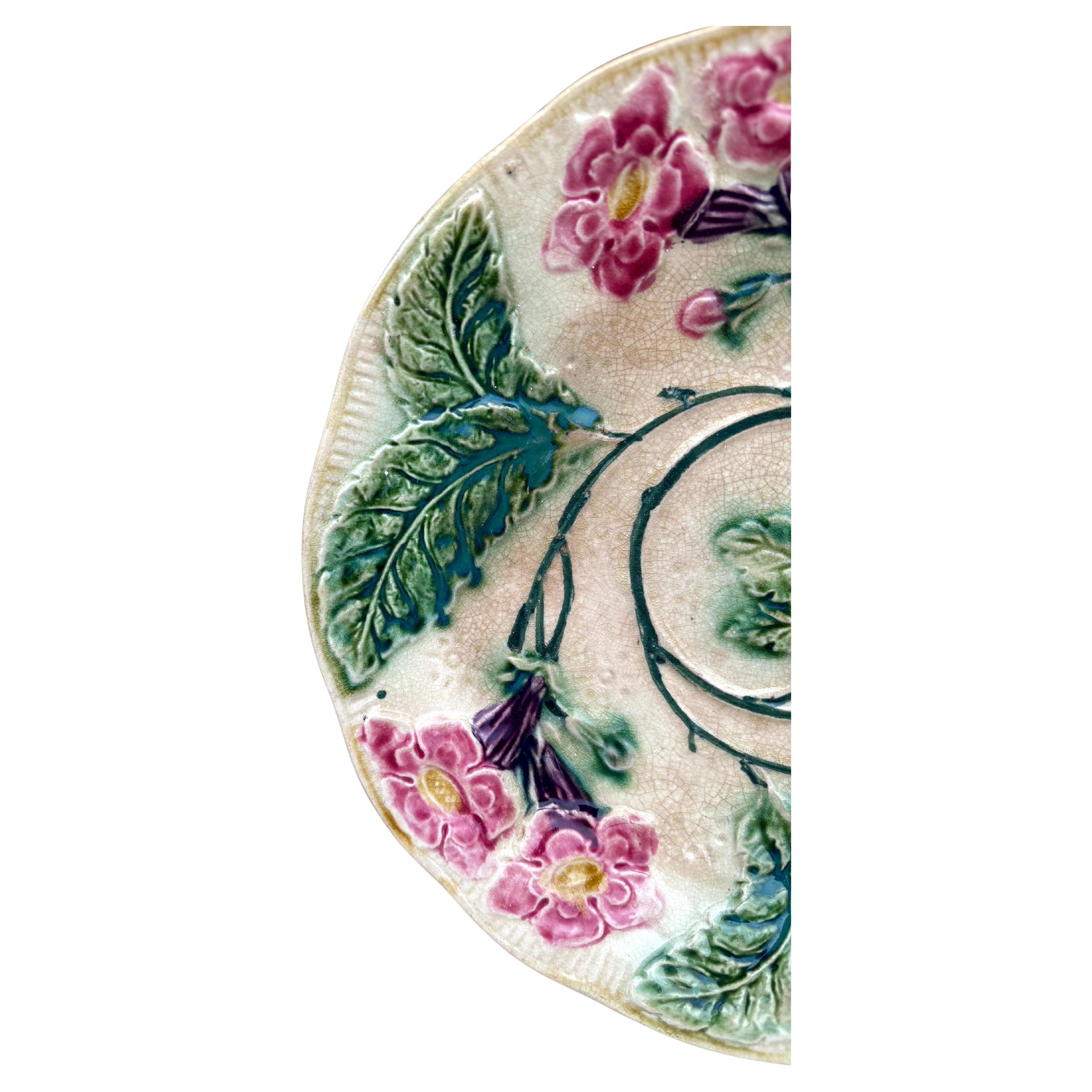 Français Assiette à fleurs en majolique française vers 1890 en vente