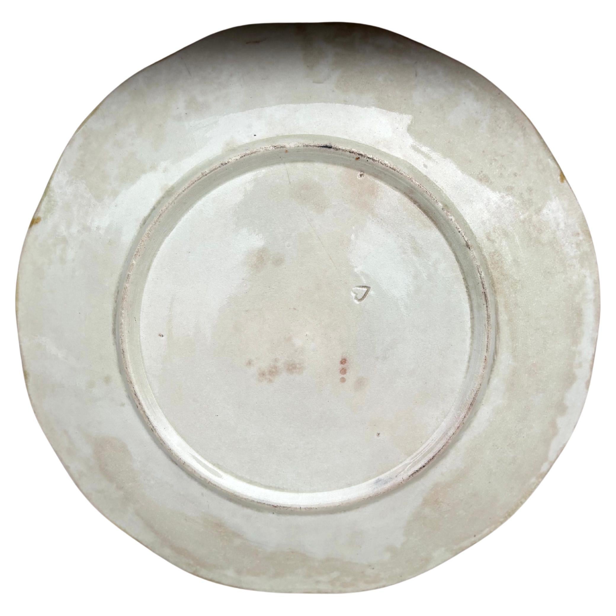Français Assiette à fleurs en majolique française vers 1890 en vente