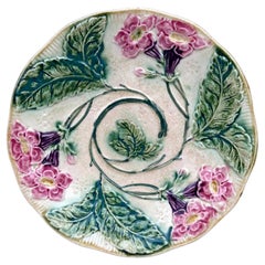 Assiette à fleurs en majolique française vers 1890