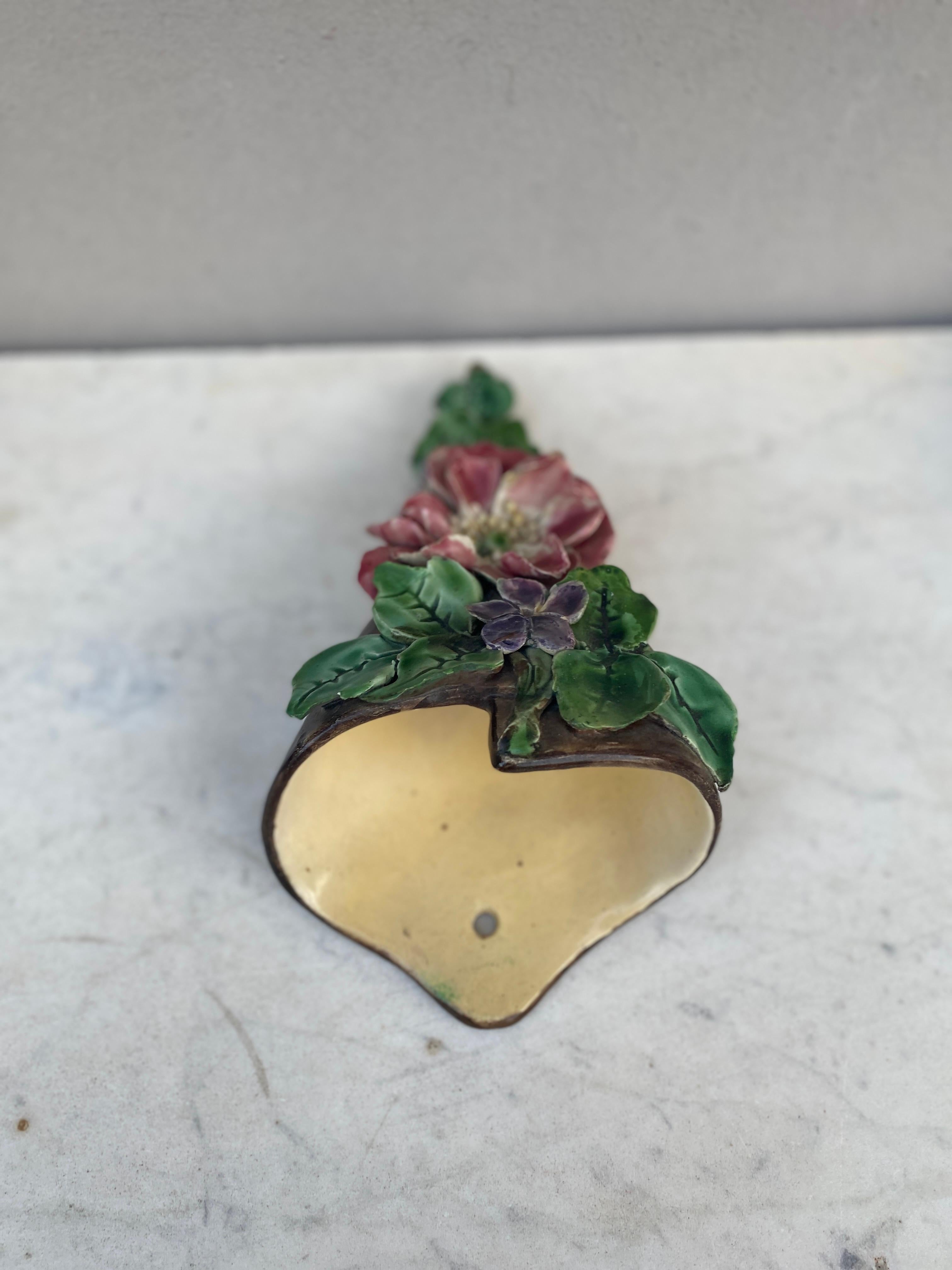 French Majolica Flowers Wall Pocket Longchamp, circa 1880 In Good Condition For Sale In Austin, TX