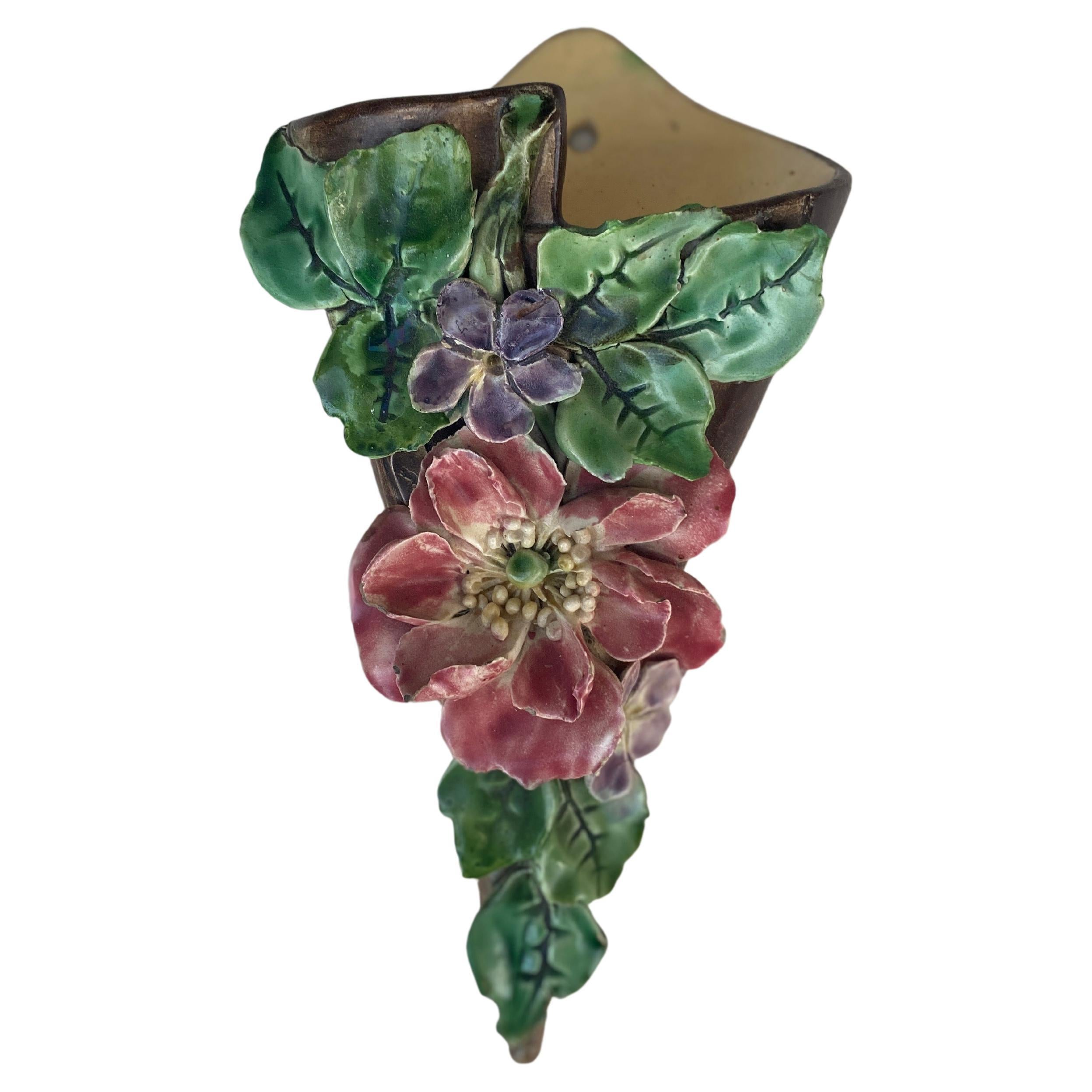 Französische Majolika Blumen Wandtasche Longchamp, um 1880 im Angebot