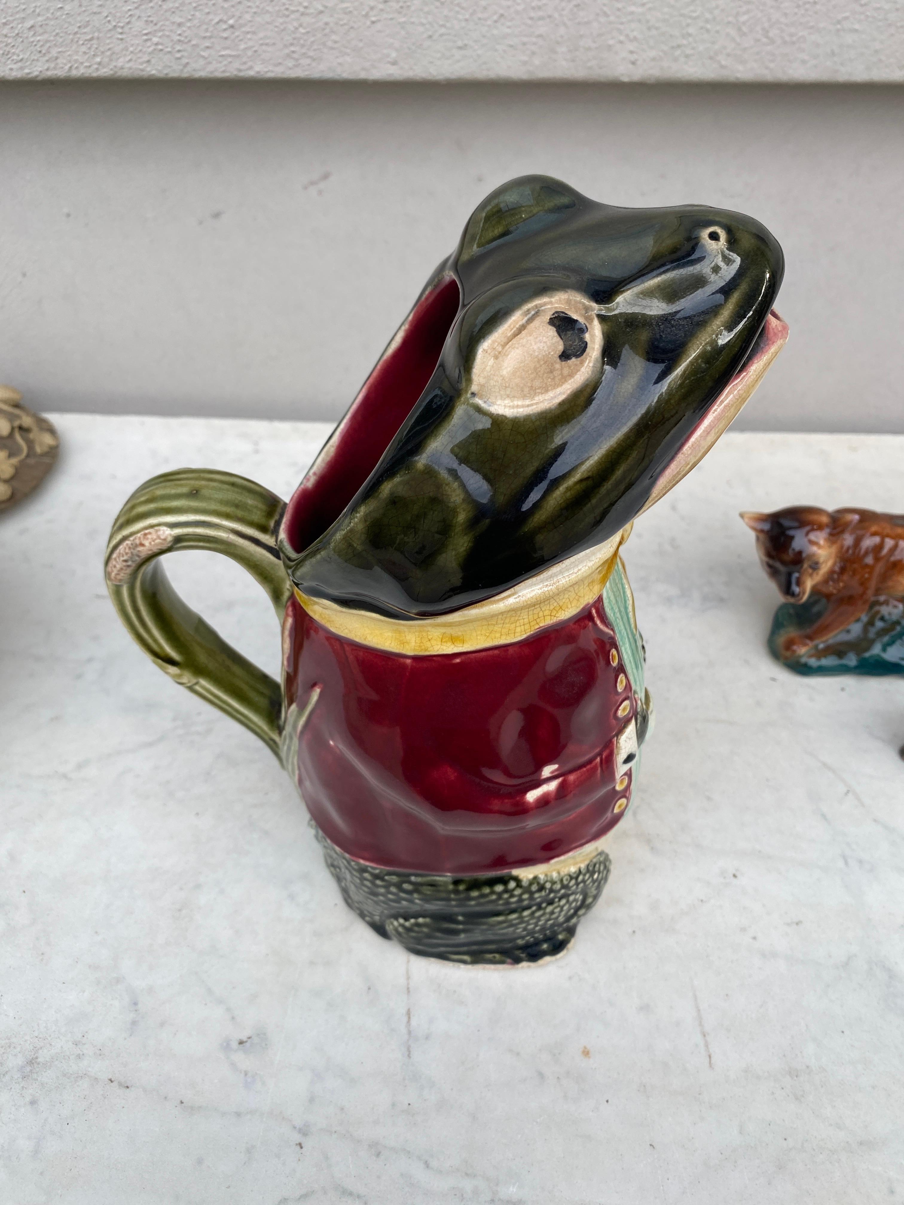French Majolica Frog Pitcher Fives Lille, circa 1890 For Sale 2