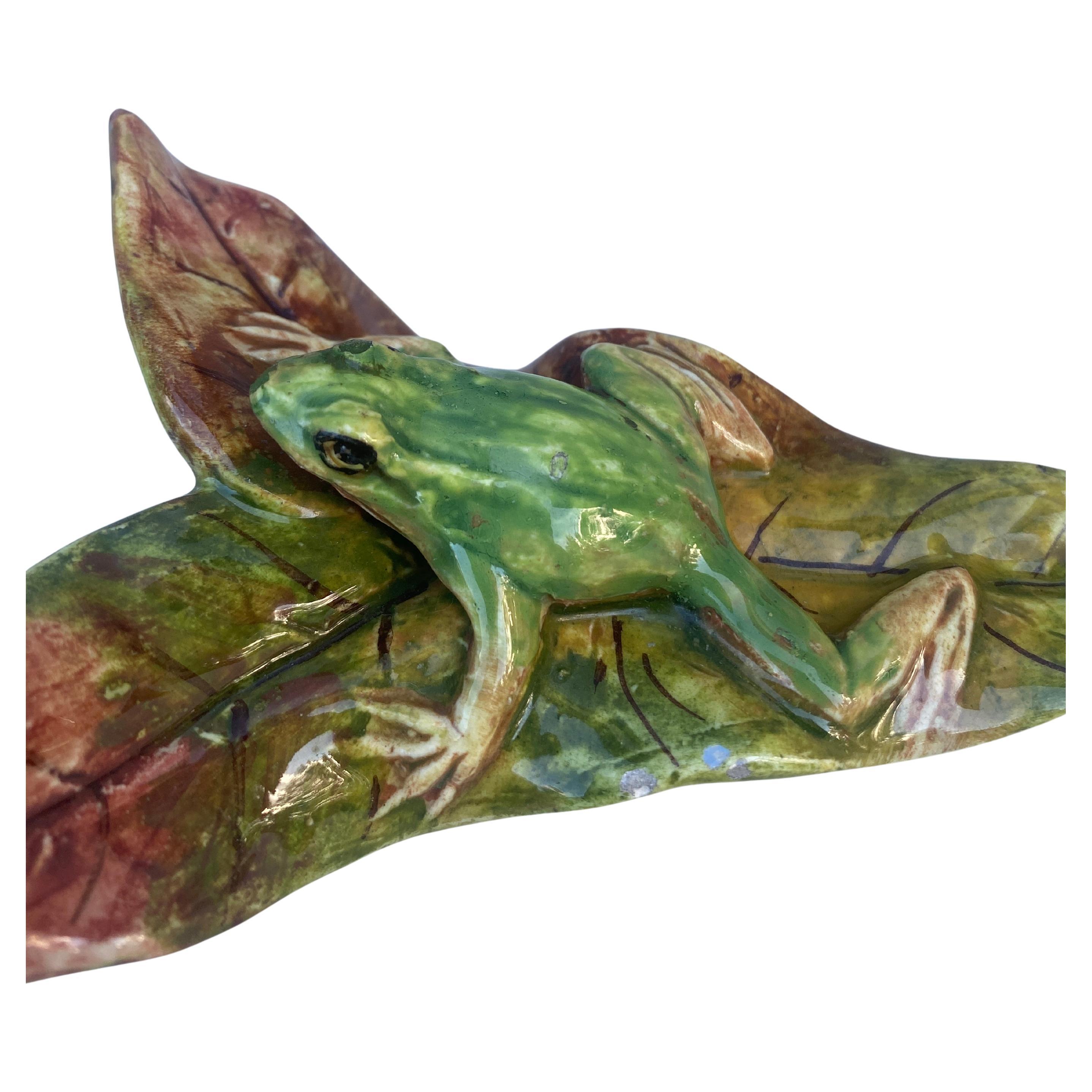 Art Nouveau Tasca da parete a rana in maiolica francese Jerome Massier Fils Vallauris, circa 1900 in vendita